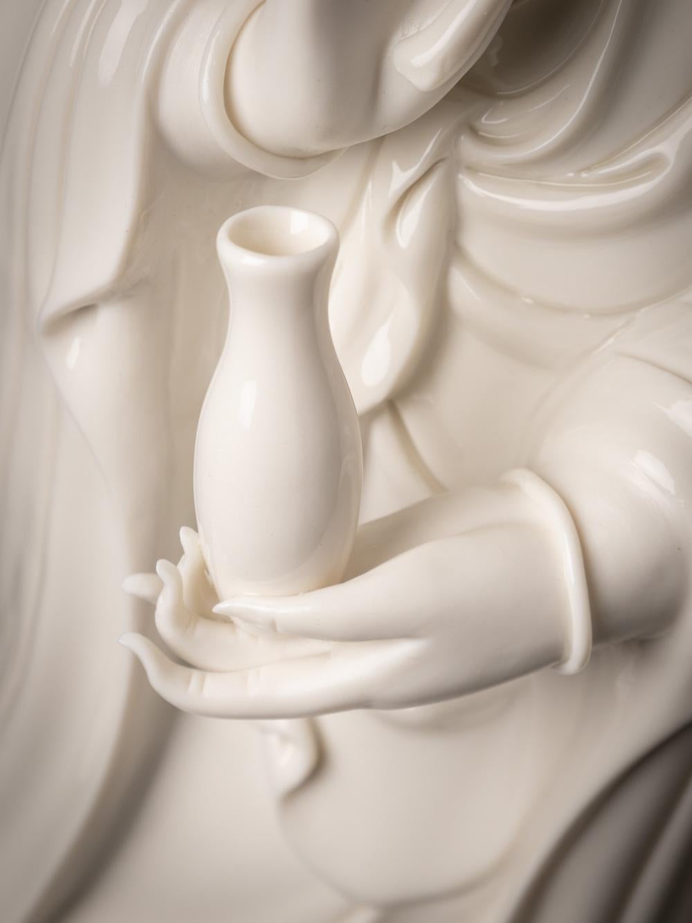 Magnifique et détaillée statue en porcelaine Guan Yin provenant de Chine 12