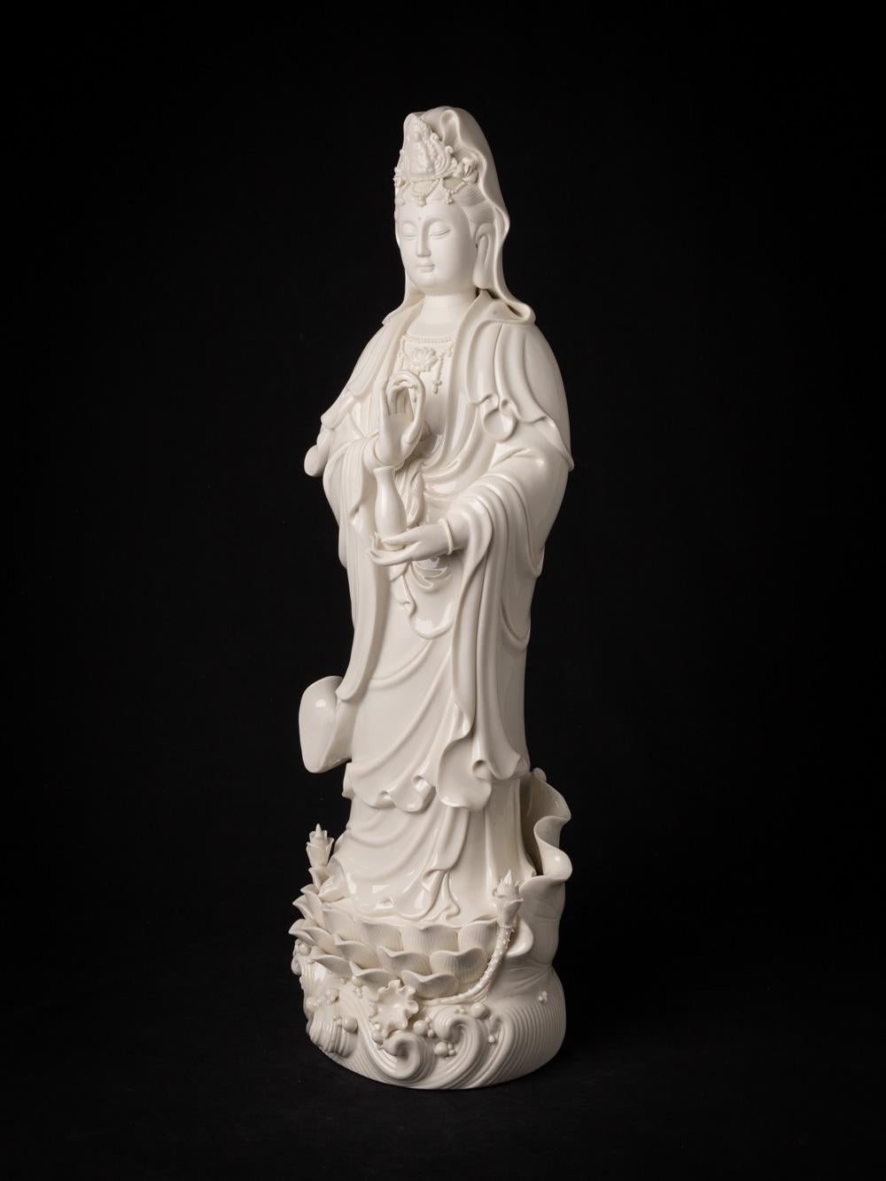 Die sehr schöne und detailreiche Guan Yin-Statue aus Porzellan ist ein exquisites Kunstwerk, das aus China stammt. Die aus hochwertigem Dehua-Porzellan gefertigte Statue hat eine elegante Höhe von 65,5 cm und misst 22,5 cm in der Breite und 20 cm in