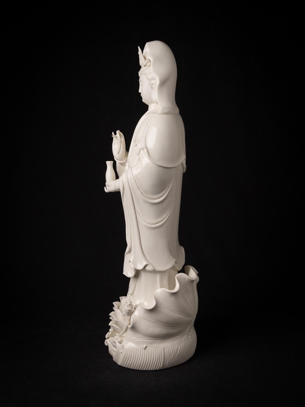 Schöne und detaillierte Guan-Yin-Statue aus Porzellan, die aus China stammt (Chinesisch) im Angebot
