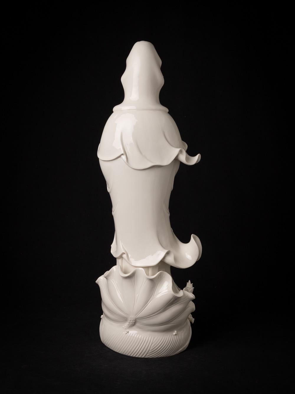 Schöne und detaillierte Guan-Yin-Statue aus Porzellan, die aus China stammt im Zustand „Neu“ im Angebot in DEVENTER, NL
