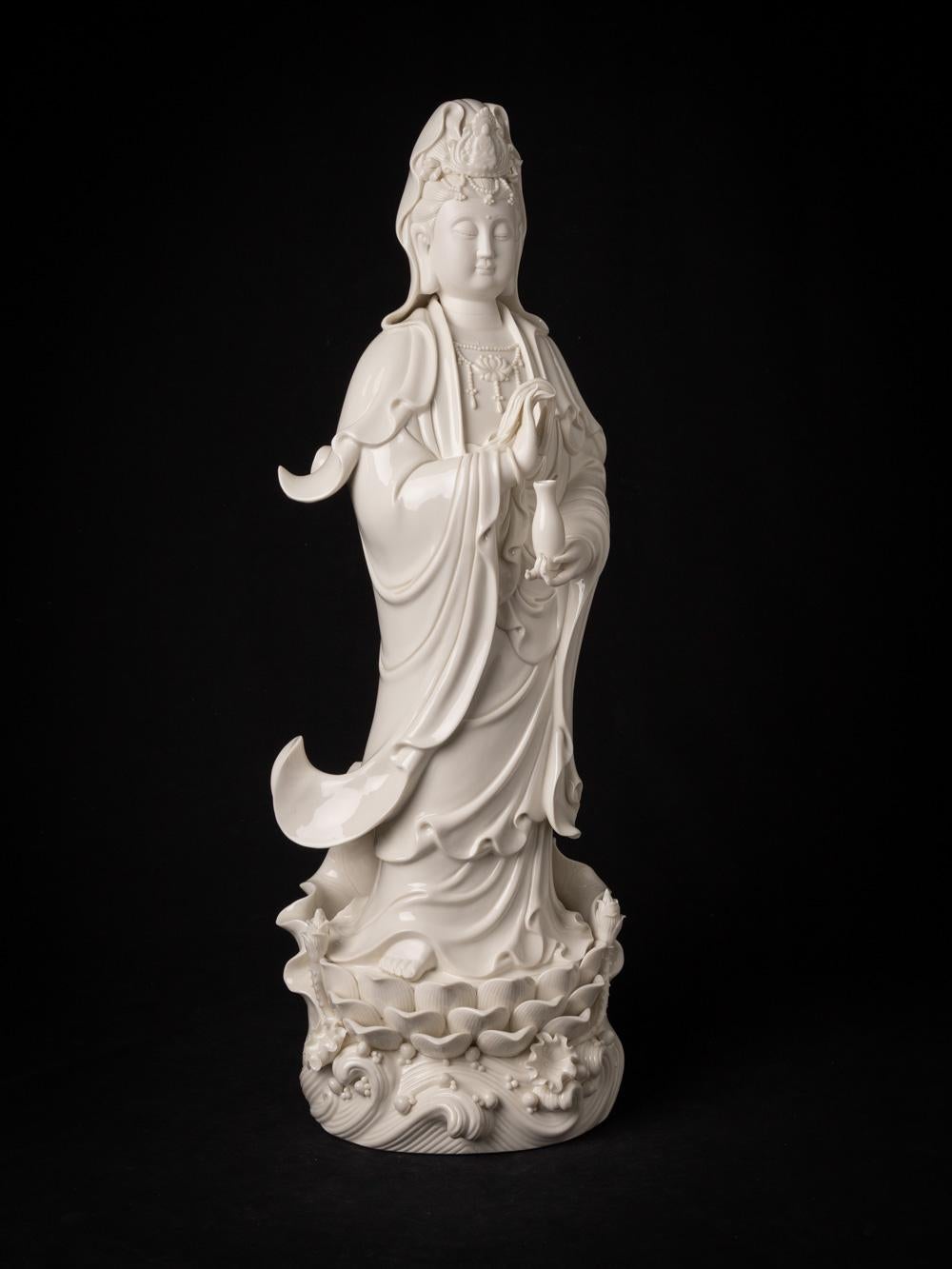 Schöne und detaillierte Guan-Yin-Statue aus Porzellan, die aus China stammt im Angebot 1