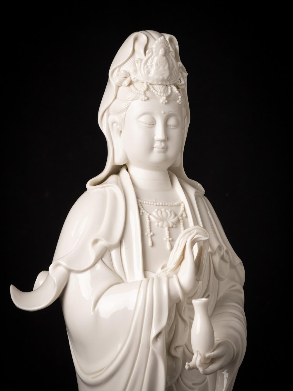 Schöne und detaillierte Guan-Yin-Statue aus Porzellan, die aus China stammt im Angebot 2