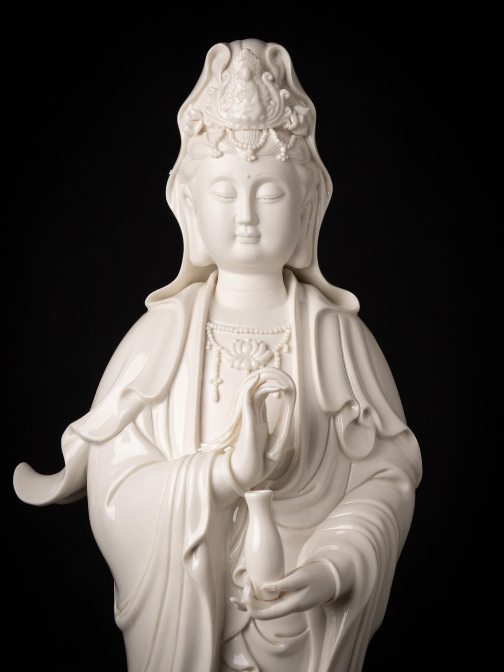 Schöne und detaillierte Guan-Yin-Statue aus Porzellan, die aus China stammt im Angebot 3