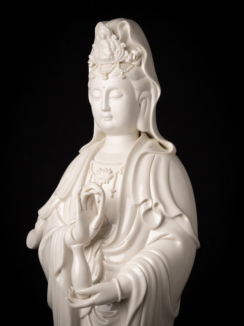 Schöne und detaillierte Guan-Yin-Statue aus Porzellan, die aus China stammt im Angebot 4