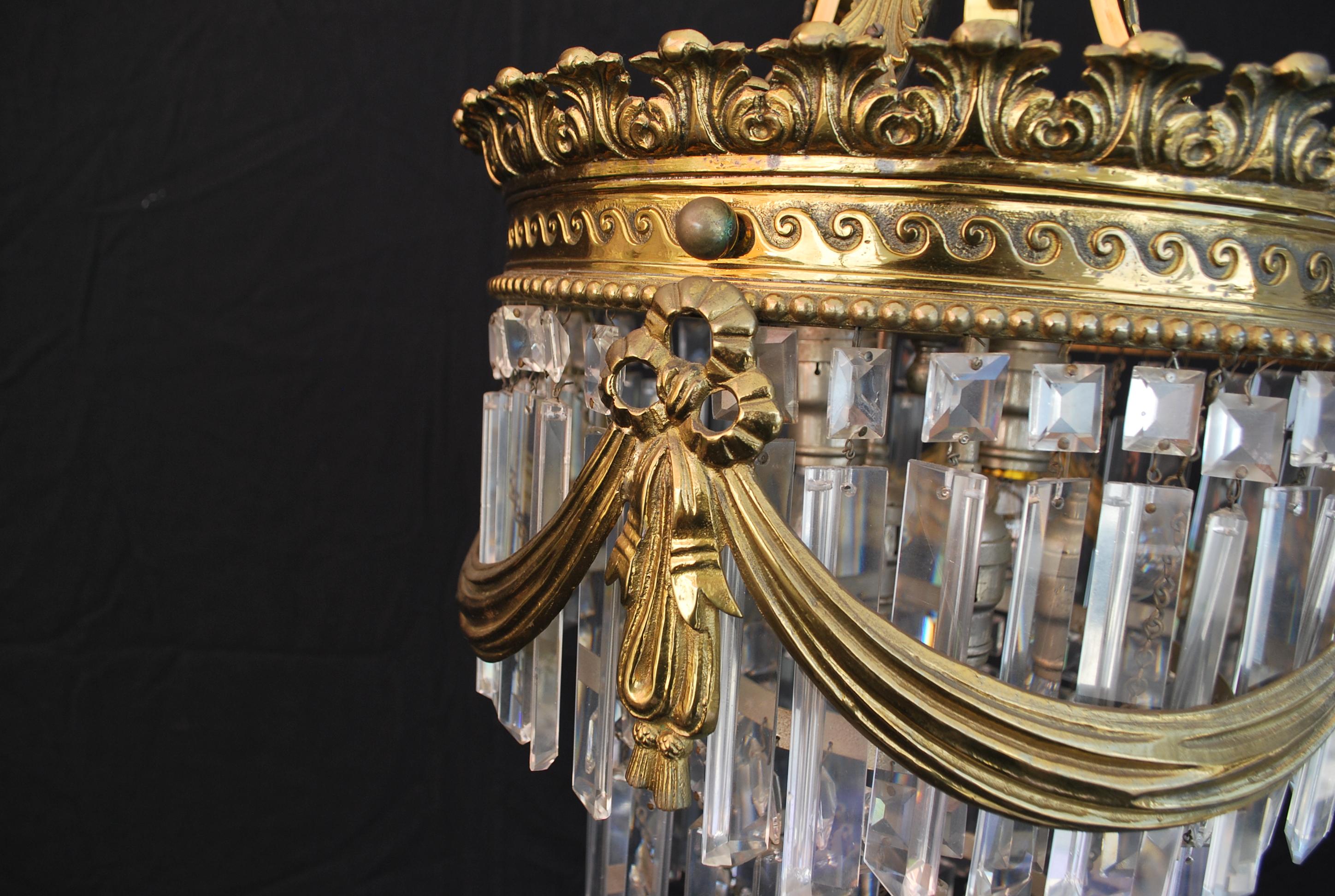 Schönes und elegantes Licht aus Bronze und Kristall aus den 1920er Jahren im Zustand „Gut“ im Angebot in Los Angeles, CA