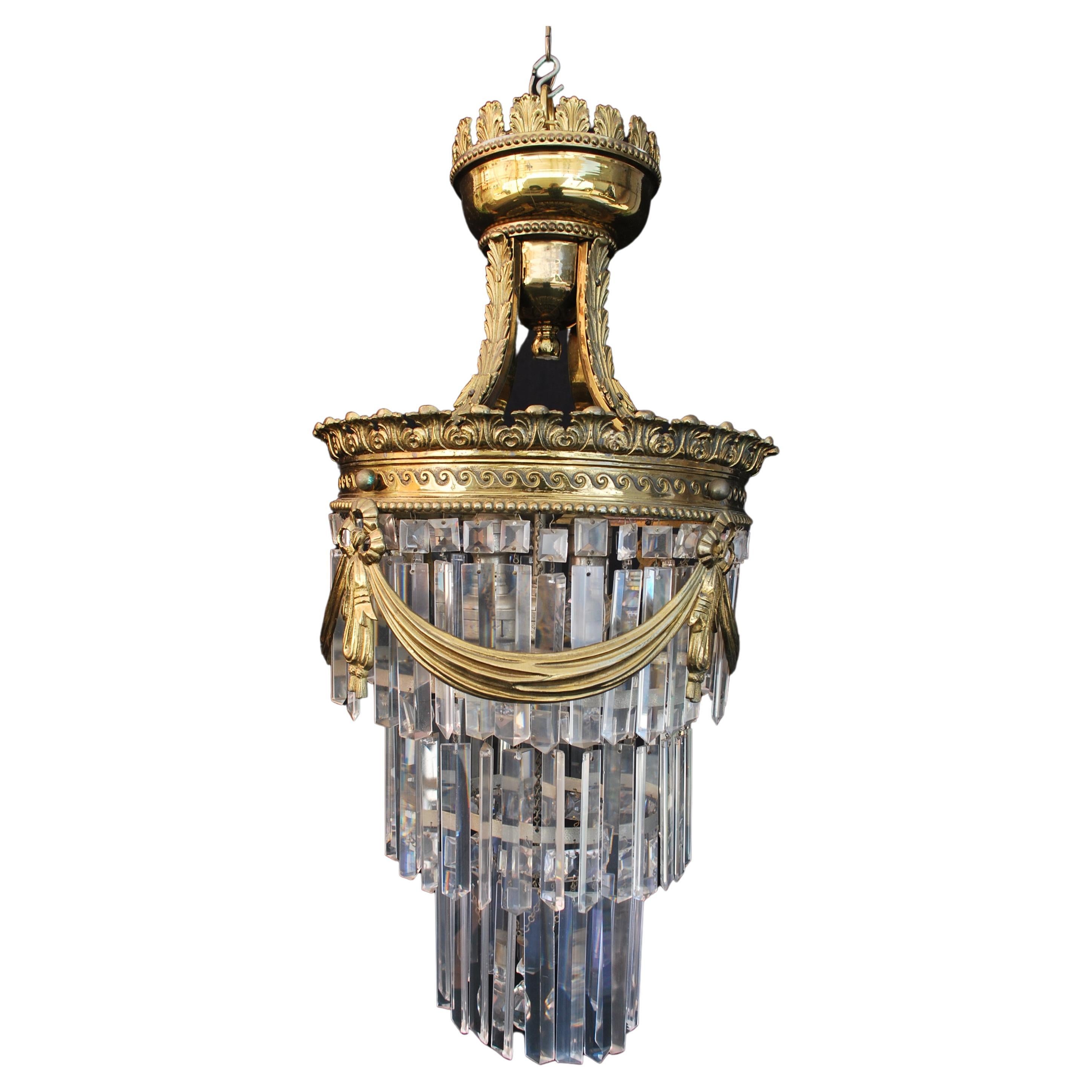 Schönes und elegantes Licht aus Bronze und Kristall aus den 1920er Jahren im Angebot
