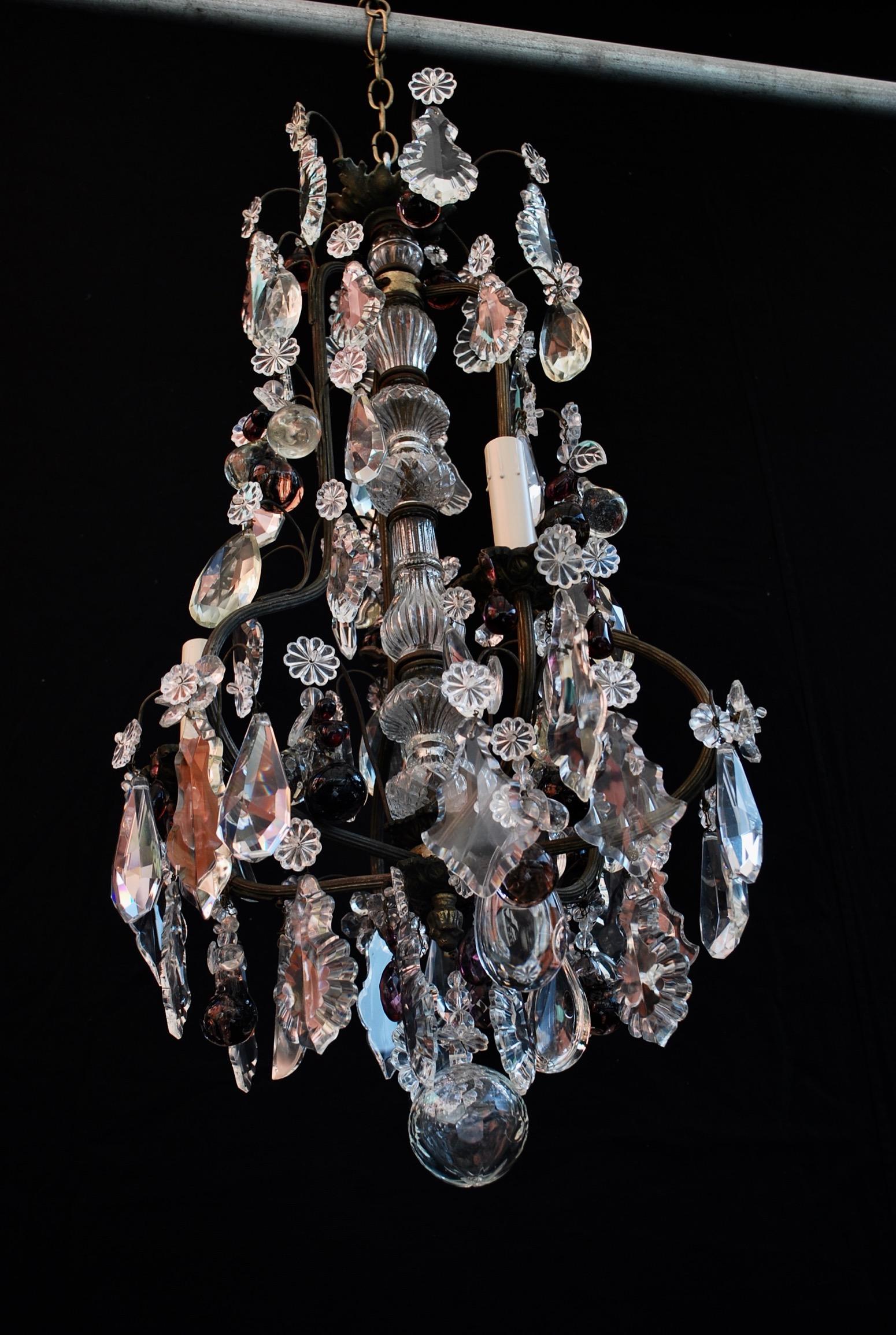 Beautiful and Elegant 1920s French Crystal Chandelier In Good Condition In Los Angeles, CA