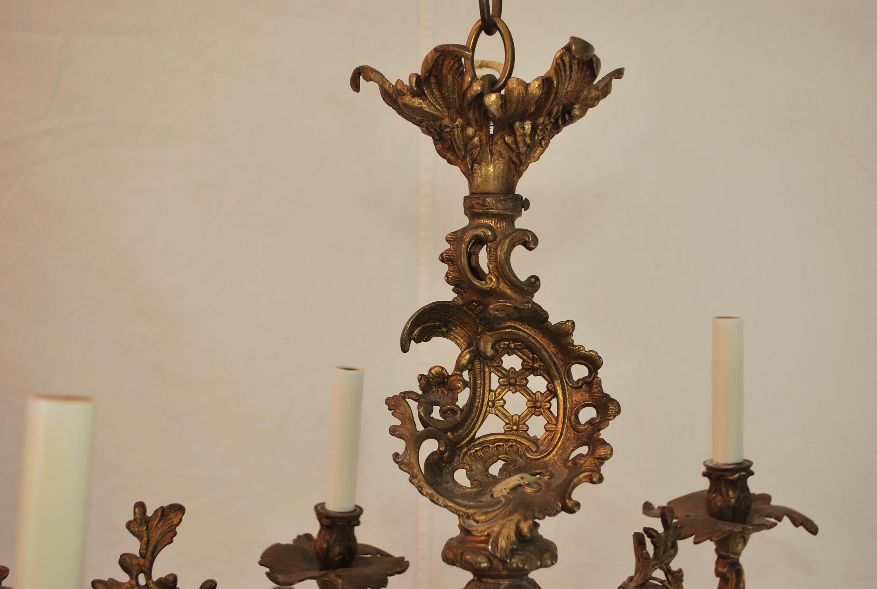 Precioso  y elegante lámpara de araña francesa de bronce de 1930 de estilo Luis XVI Bronce