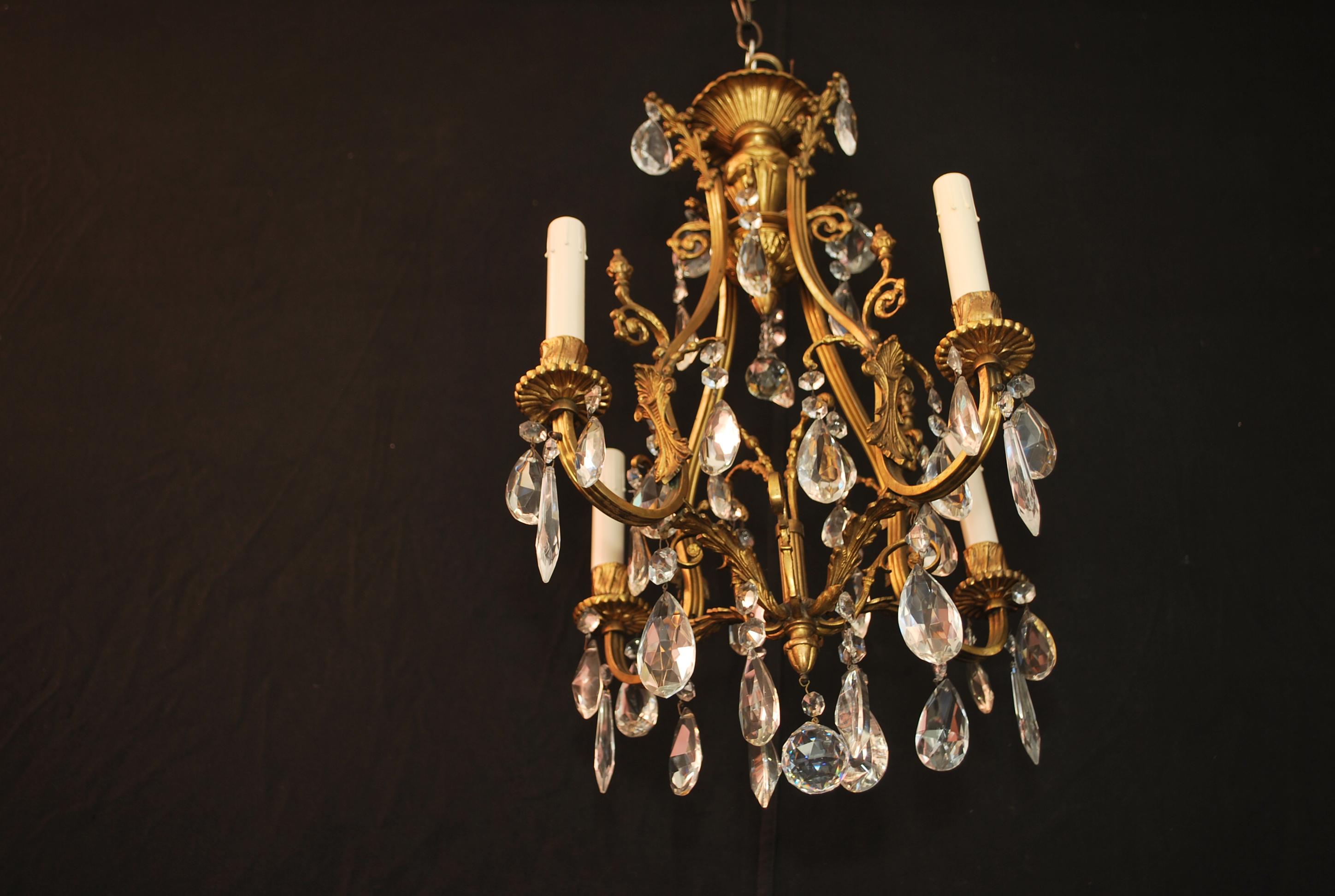 Beautiful  and elegant French 1940's small crystals chandelier For Sale 1