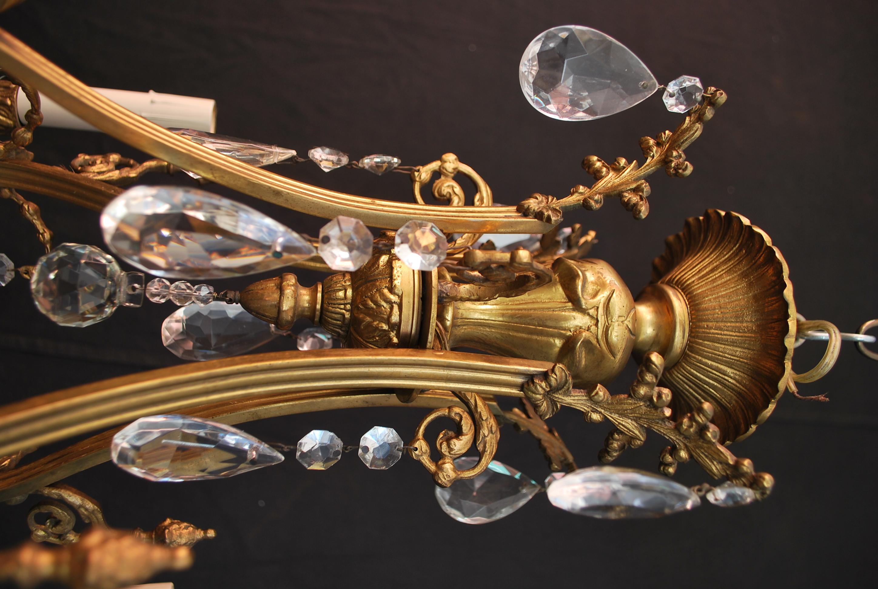 Beautiful  and elegant French 1940's small crystals chandelier For Sale 2