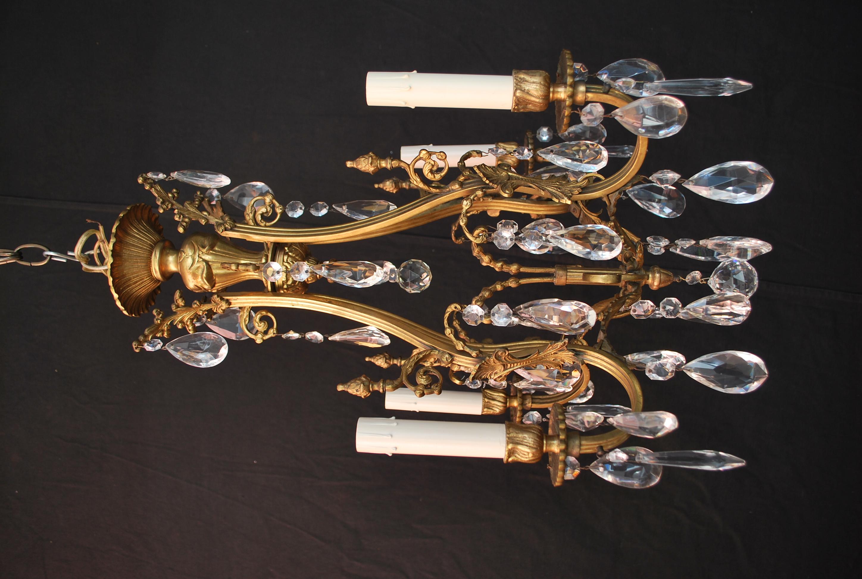 Beautiful  and elegant French 1940's small crystals chandelier For Sale 3