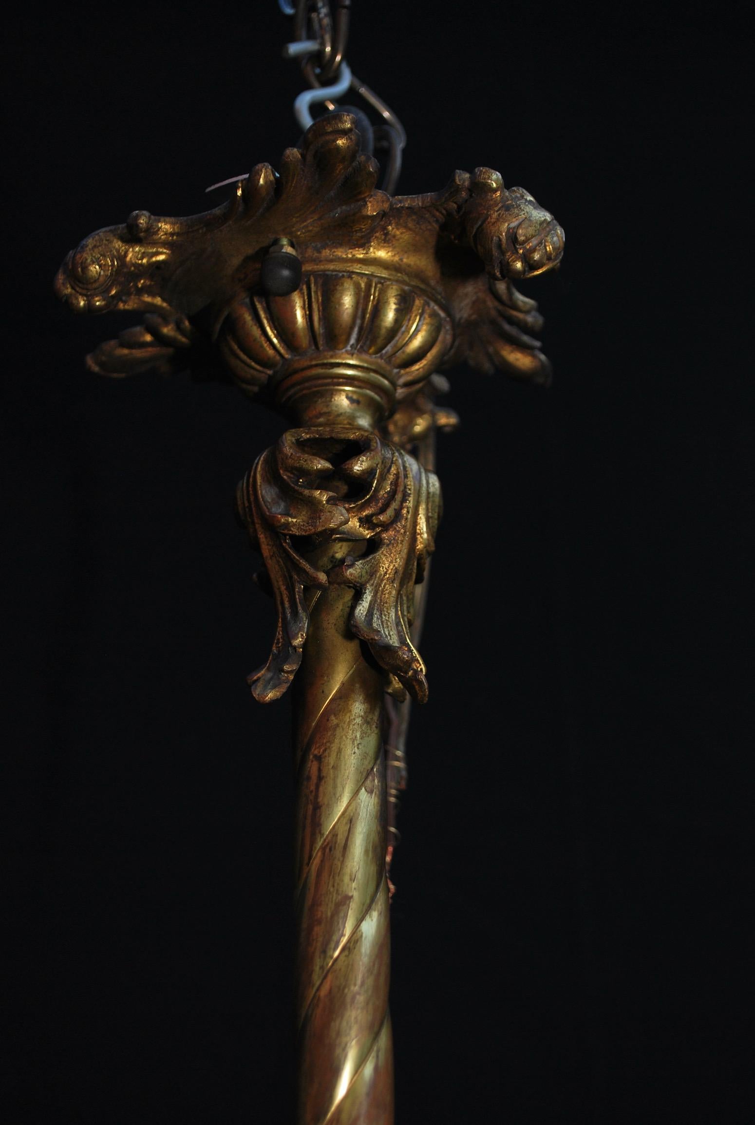Milieu du XXe siècle Magnifique et élégant lustre français en bronze en vente