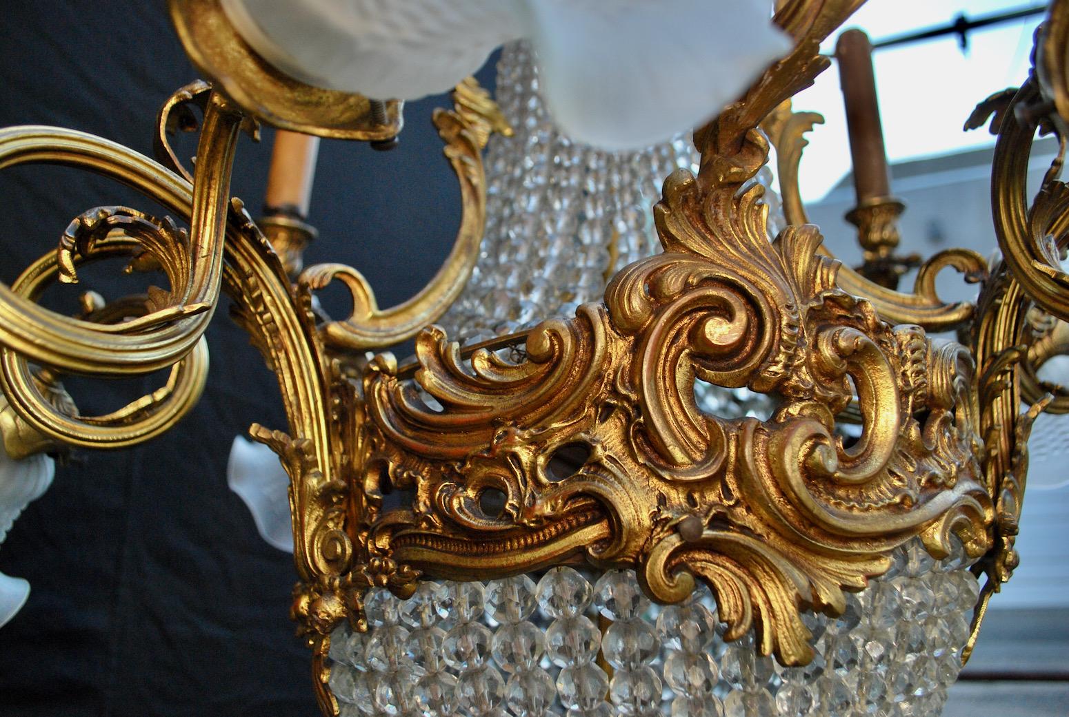 Bellissimo ed elegante lampadario francese in bronzo in vendita 2