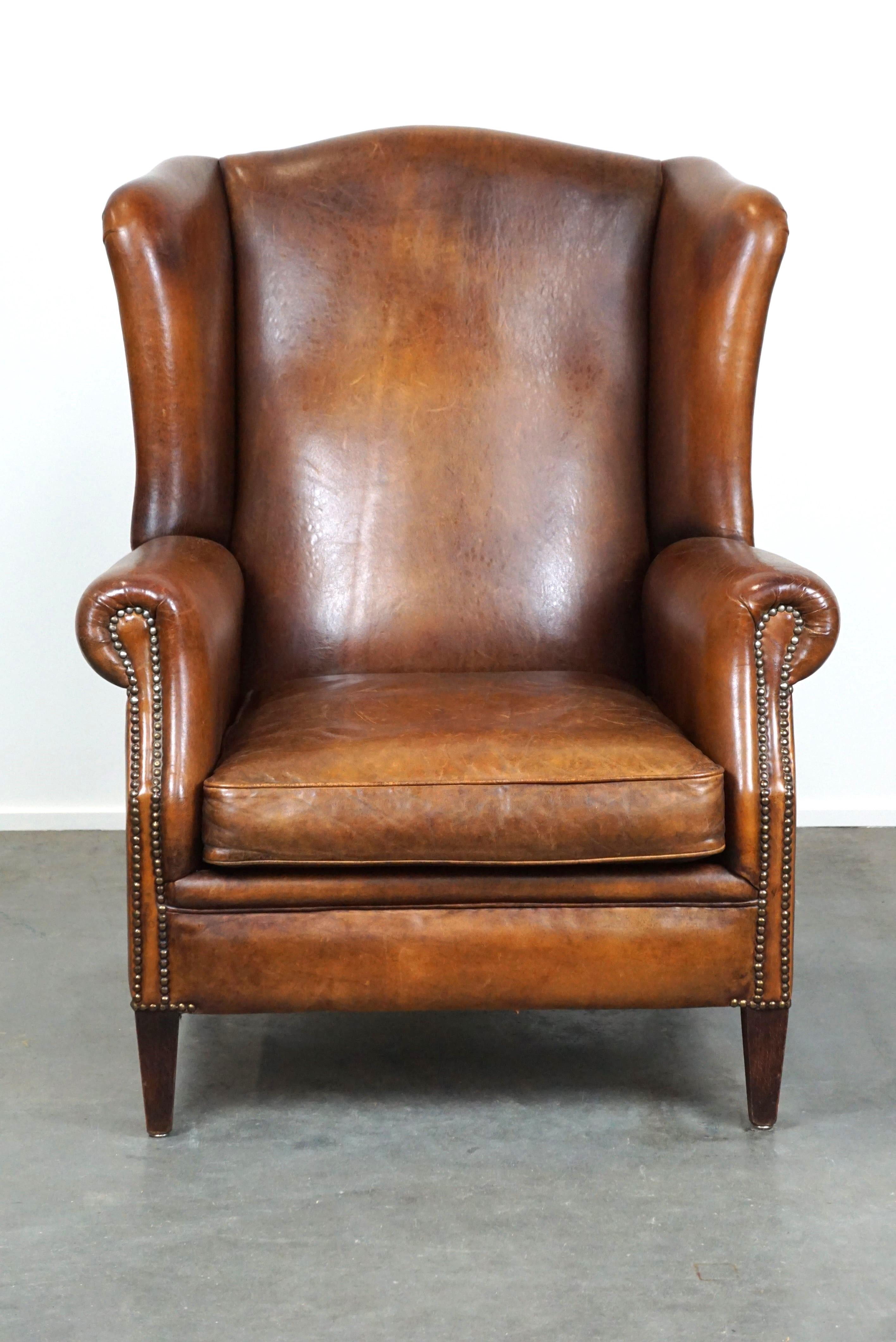 In offerta c'è questa bellissima e comodissima poltrona a dondolo realizzata in pelle di pecora con splendidi e caldi colori marrone cognac e rifinita con teste di chiodi decorative. Dotata di un cuscino di seduta sciolto e di una finitura di alta