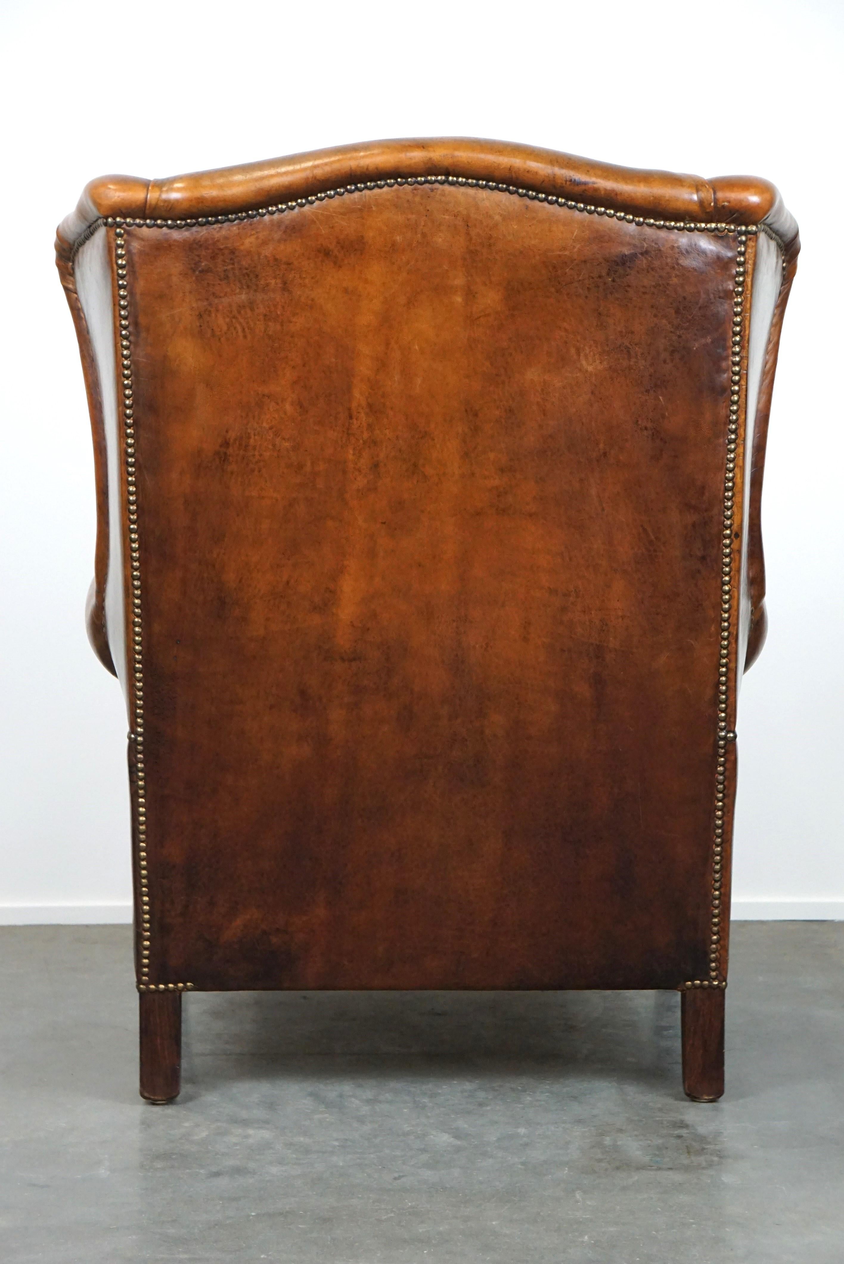 XX secolo Bellissima e particolarmente confortevole sedia wingback in pelle di pecora in vendita