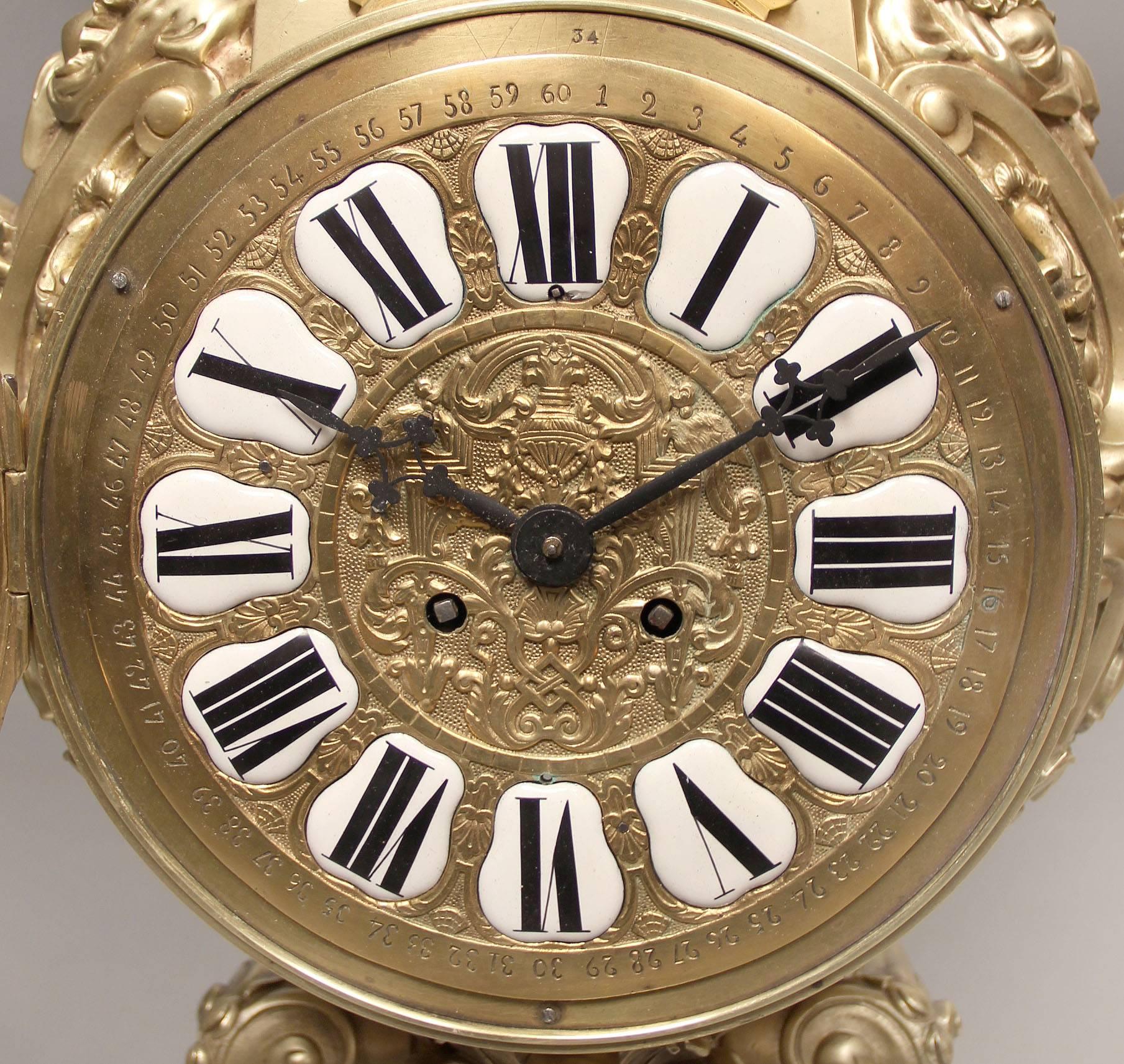 Beautiful and Great Quality Late 19th Century Gilt Bronze Cartel Clock In Good Condition For Sale In New York, NY