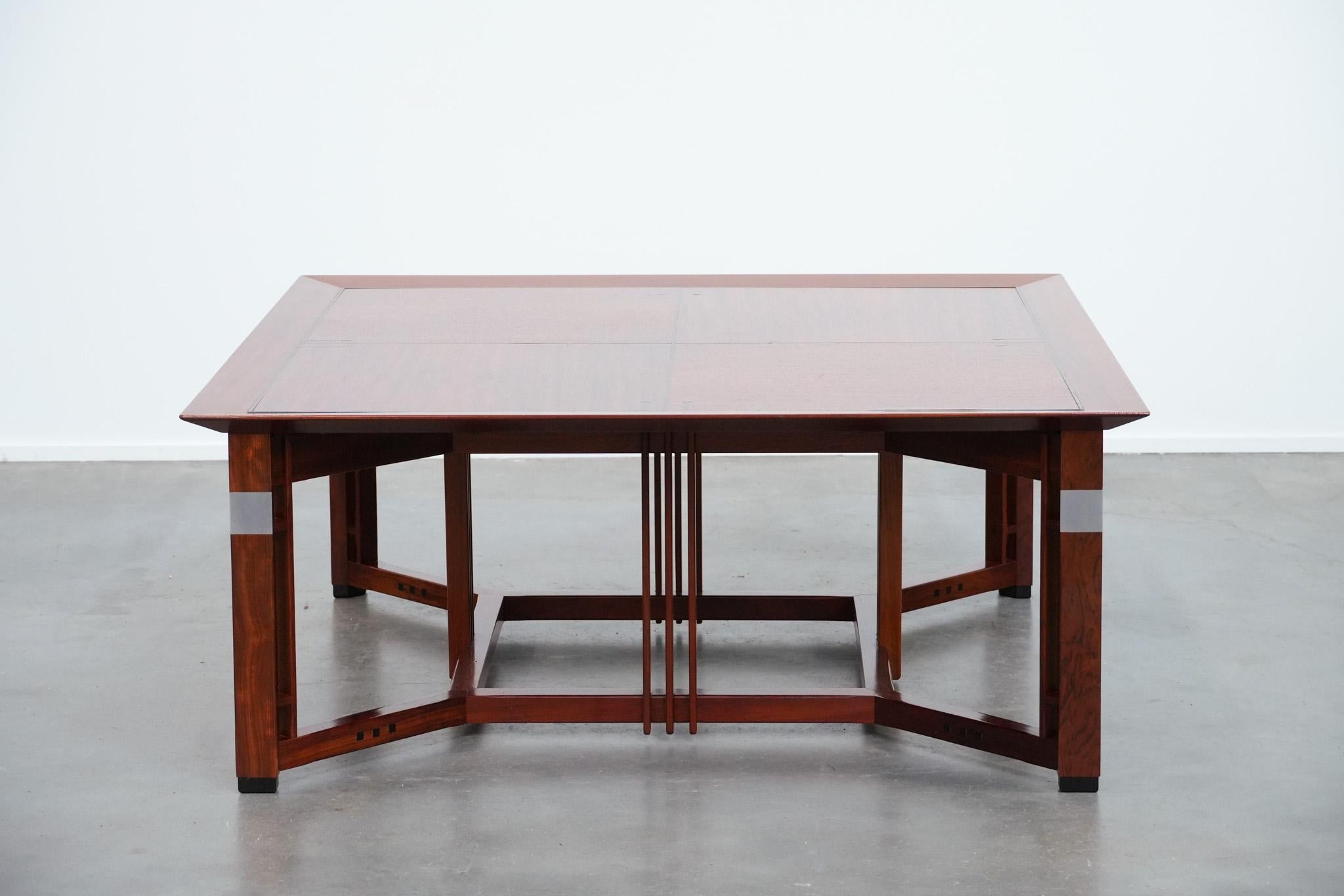 La marque néerlandaise haut de gamme Schuitema est connue pour ses meubles de très haute qualité, avec de beaux détails remarquables et une excellente utilisation des matériaux. Cette table basse carrée Art déco de la série Decoforma ne fait pas