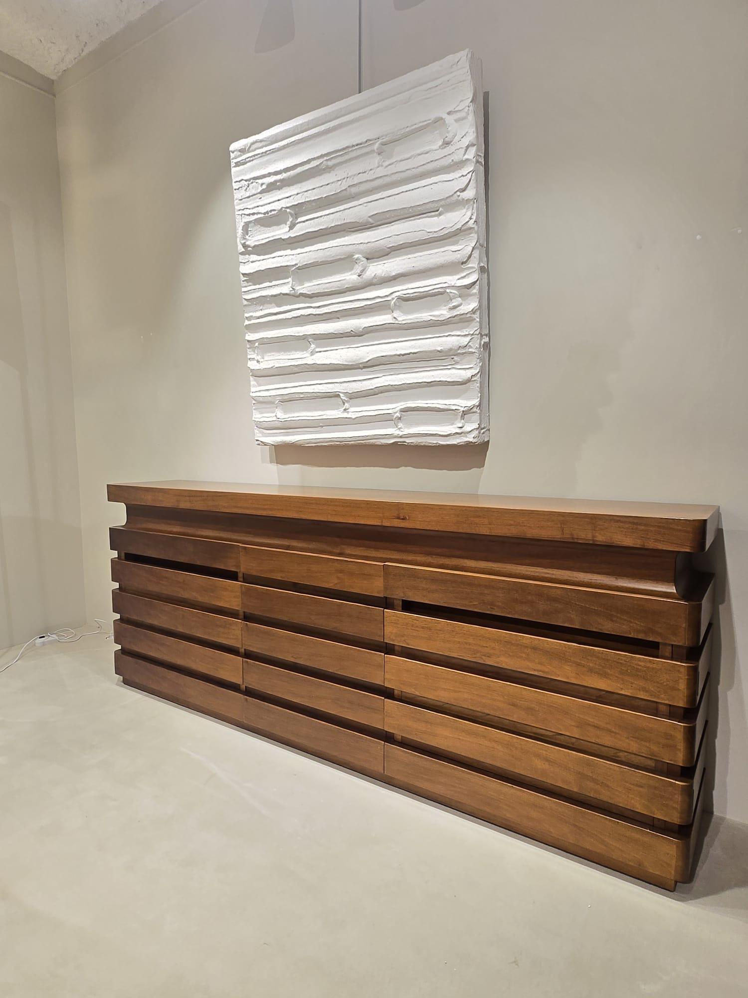Magnifique et original buffet en noyer des années 70.
Peu profond, il s'intégrera parfaitement dans vos espaces de réception.
Bon état

Dimension : L 238 cm x P 41 cm x H 94