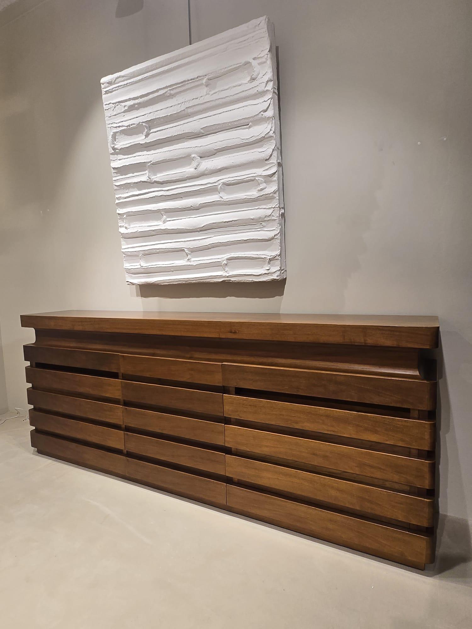 Mid-Century Modern Magnifique et original buffet en noyer des années 70