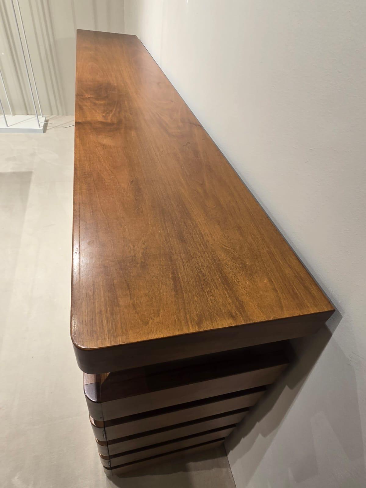 Fait main Magnifique et original buffet en noyer des années 70