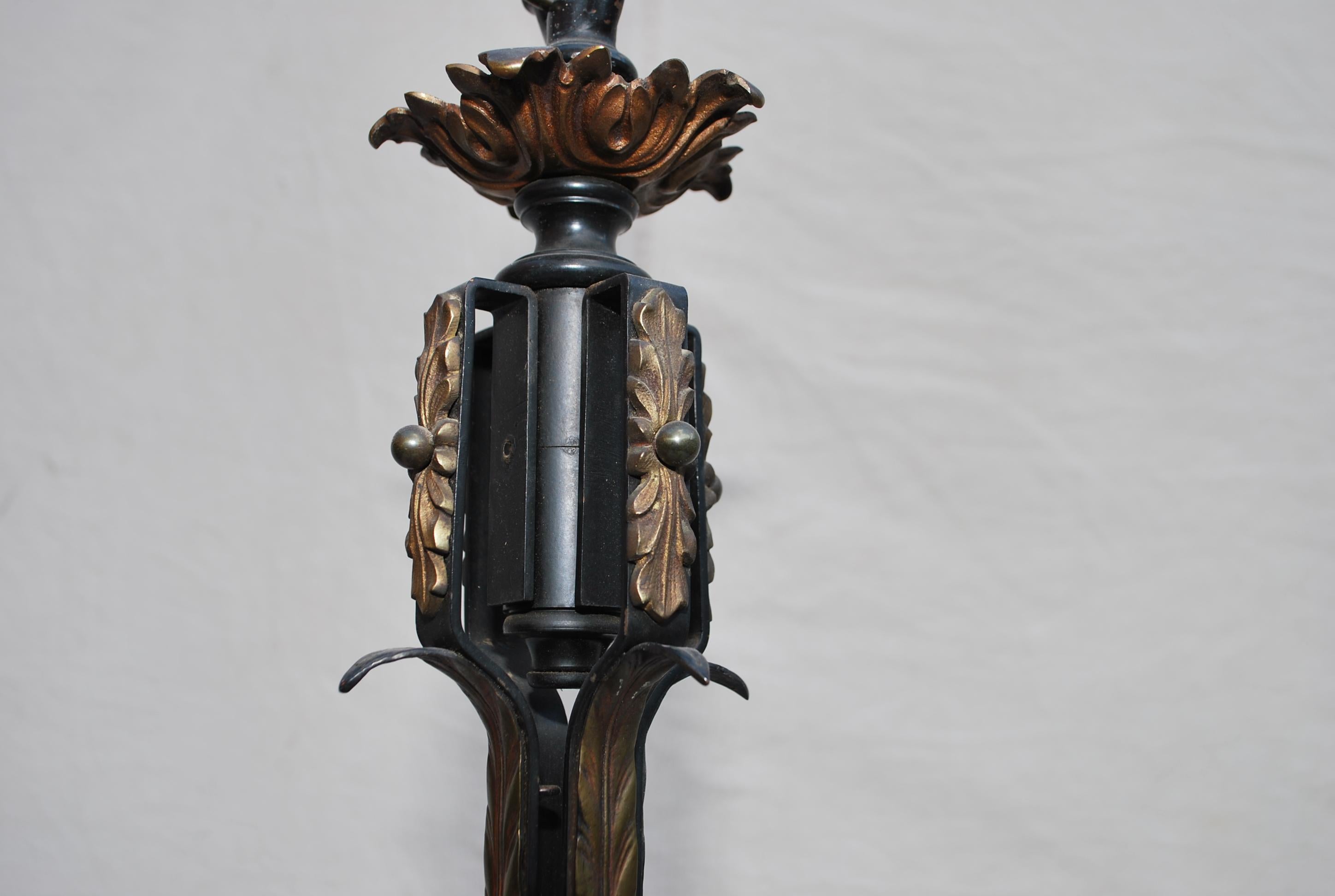 Laiton Belle et rare lampe en fer forgé des années 1920 en vente