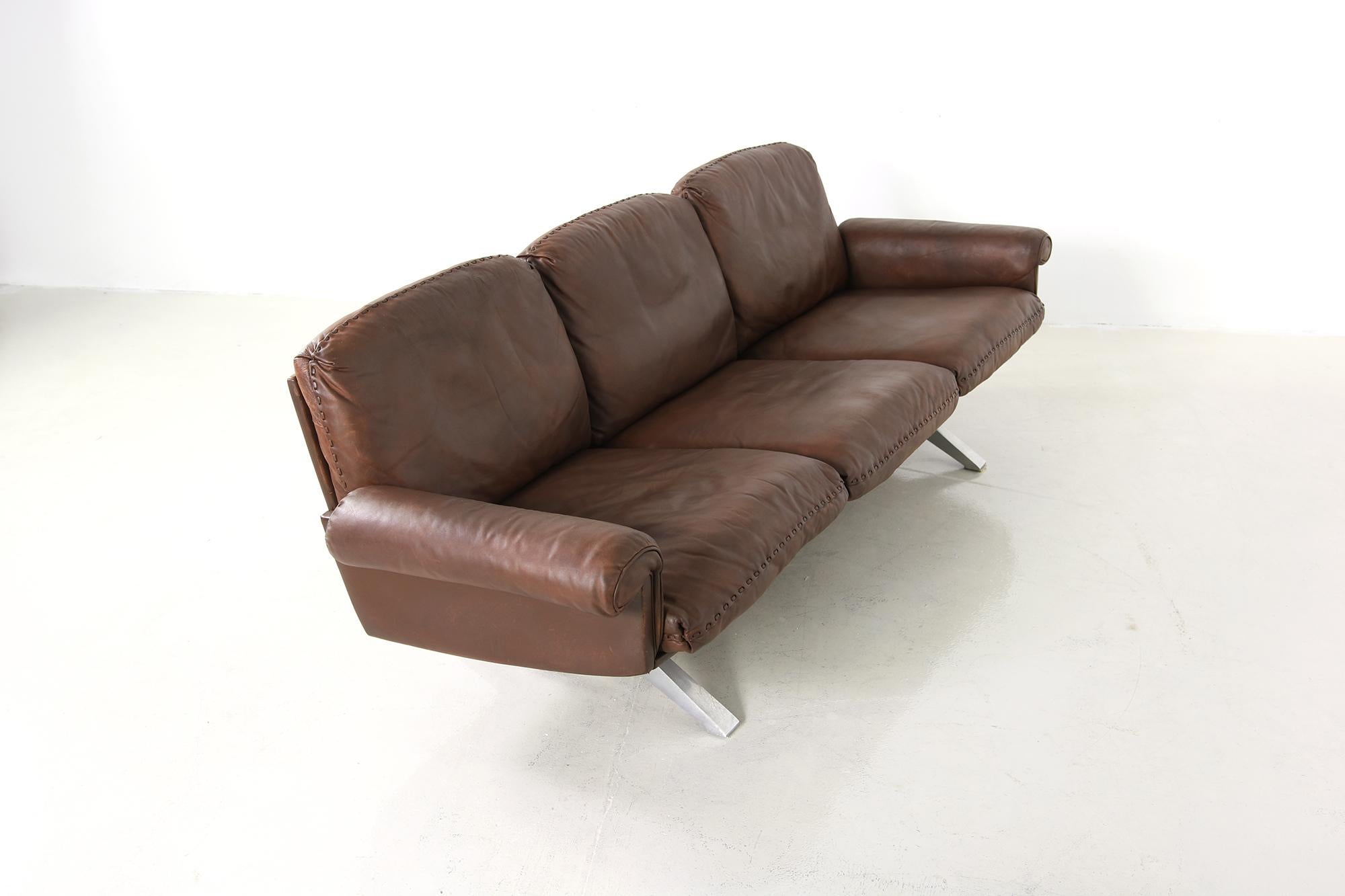 Beautiful vintage sofa, manufactured in the early 1970s by De Sede Switzerland, Mod. DS 31 a three-seat sofa in a great quality, beautiful brown leather, authentic 1970s object in good vintage condition, with unique patina on the leather. Very nice