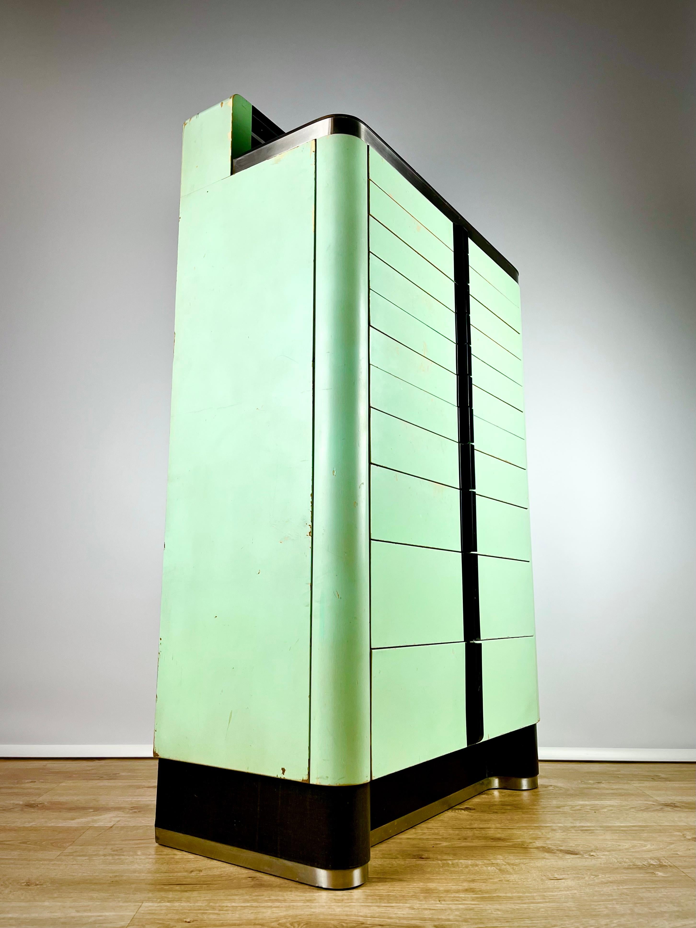 Beautiful and rare art deco 1930s dental cabinet by The American Cabinet Co In Good Condition For Sale In London, GB