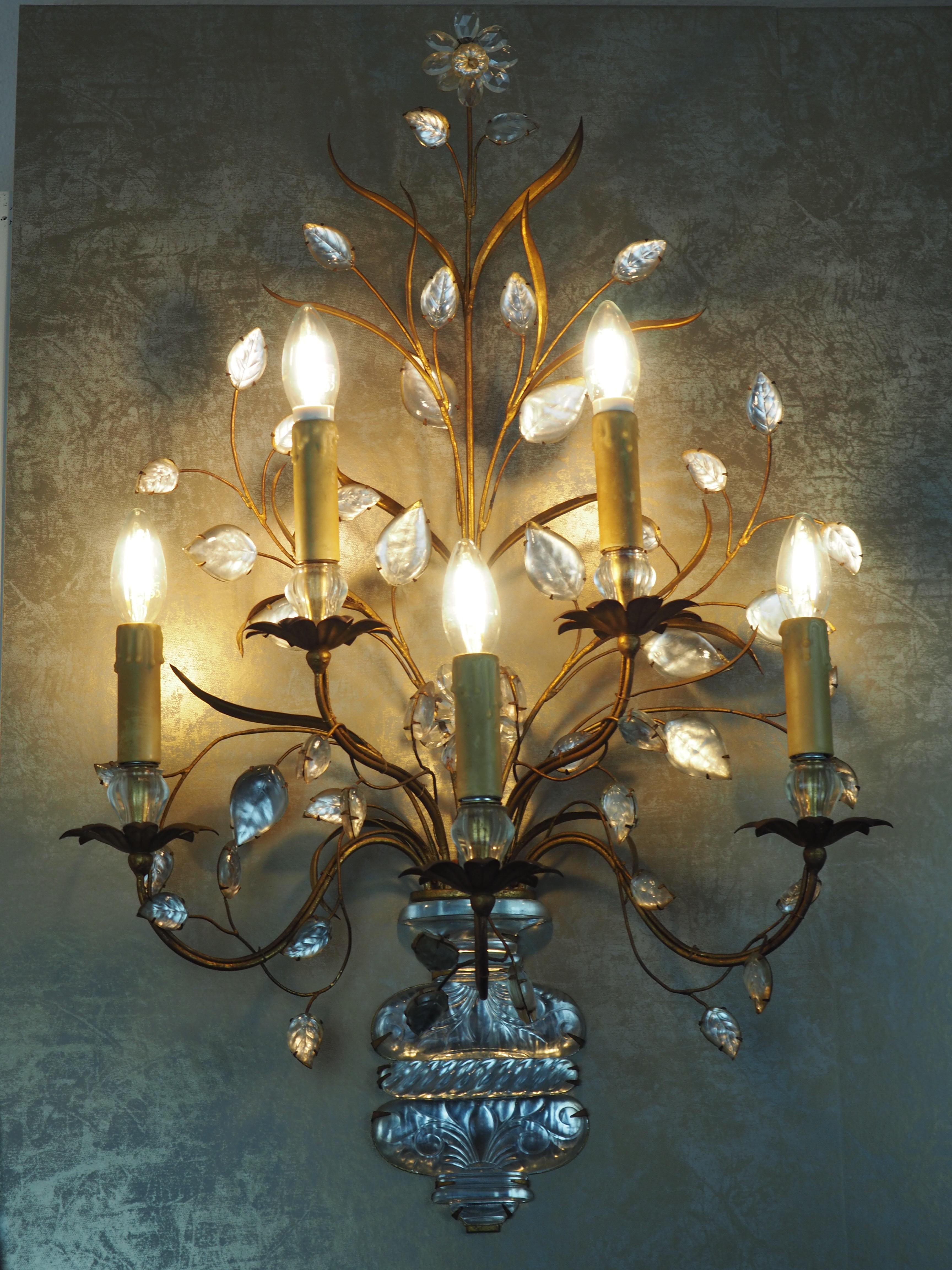 Wunderschöner und sehr großer Wandleuchter aus vergoldetem Eisen und Kristall von Maison Baguès, Paris, ca. 1930er Jahre.

Fassung: fünf x Edison (E14) für Standard-Schraubglühbirnen.

Ausgezeichneter Zustand.

 