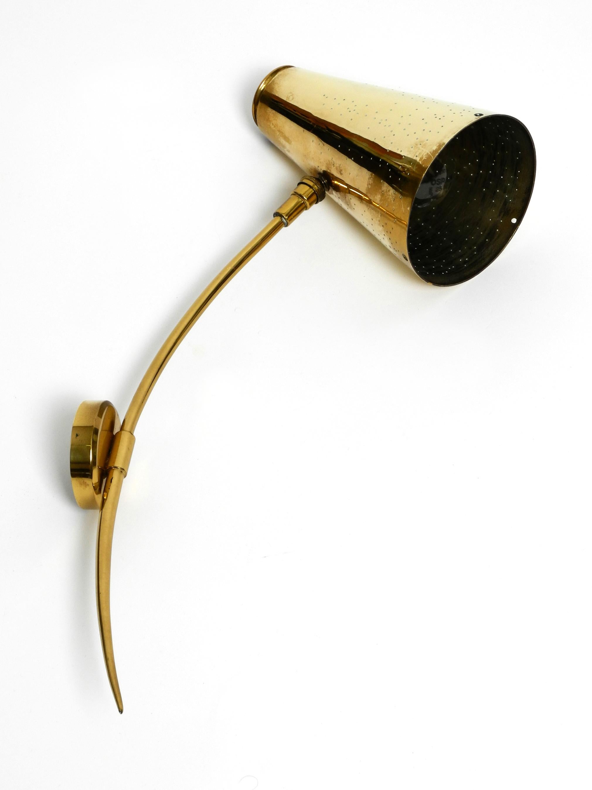 Mid-Century Modern Magnifique et rare grande lampe murale italienne en laiton du milieu du siècle dernier en vente