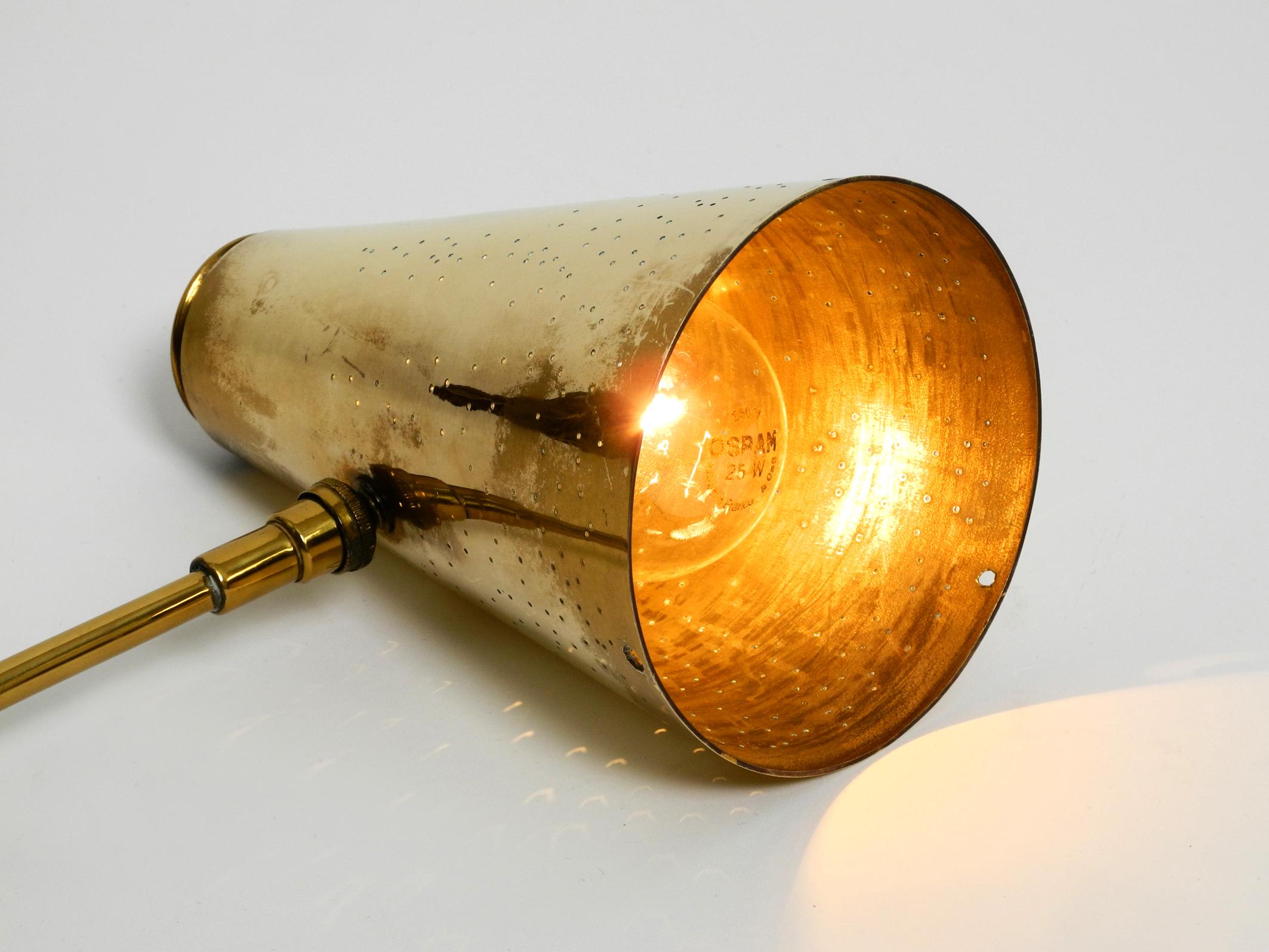Beautiful and Rare Large Italian Midcentury Brass Wall Lamp In Good Condition For Sale In München, DE