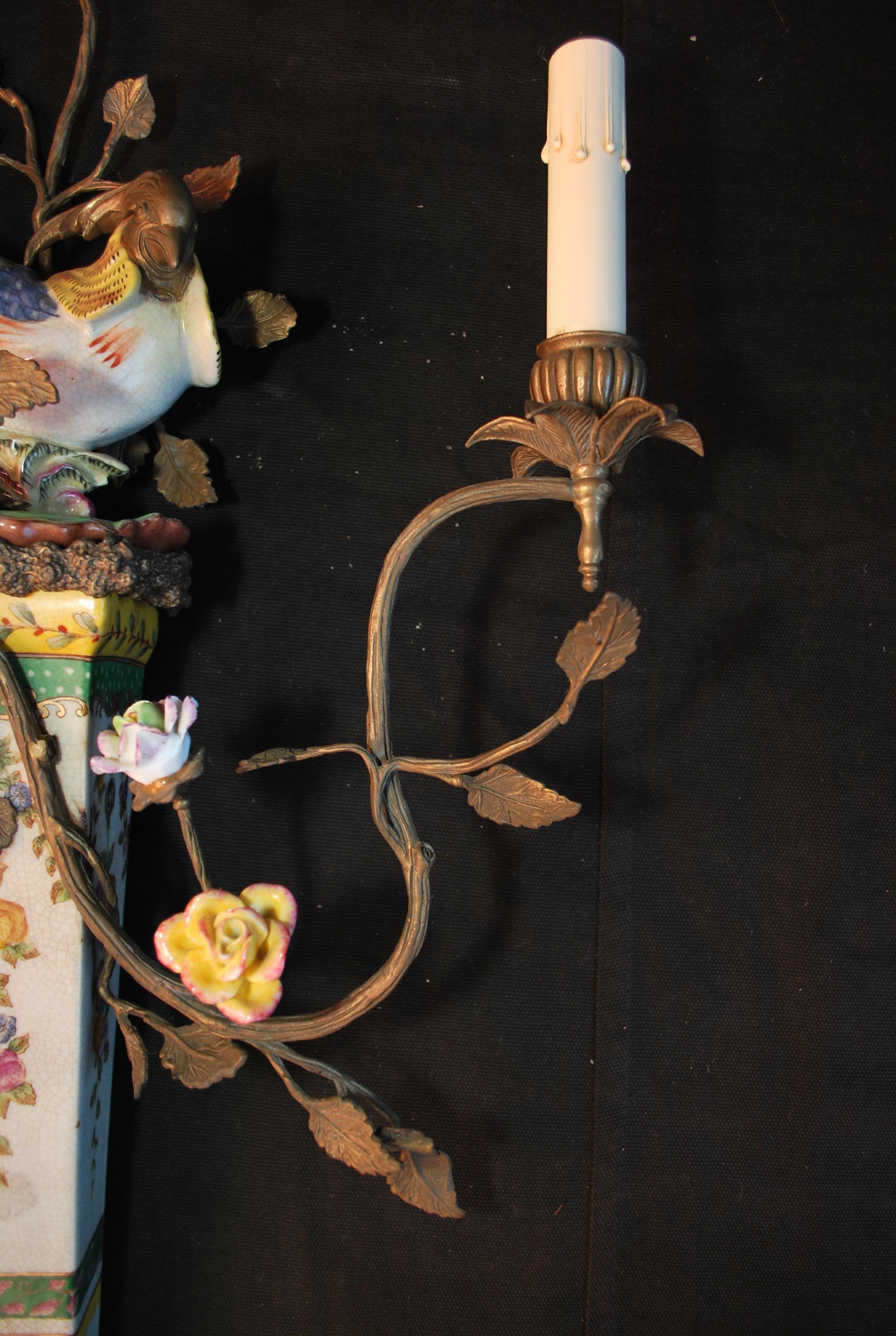 Beautiful and rare large Pair of 1940's porcelain and brass sconces For Sale 7