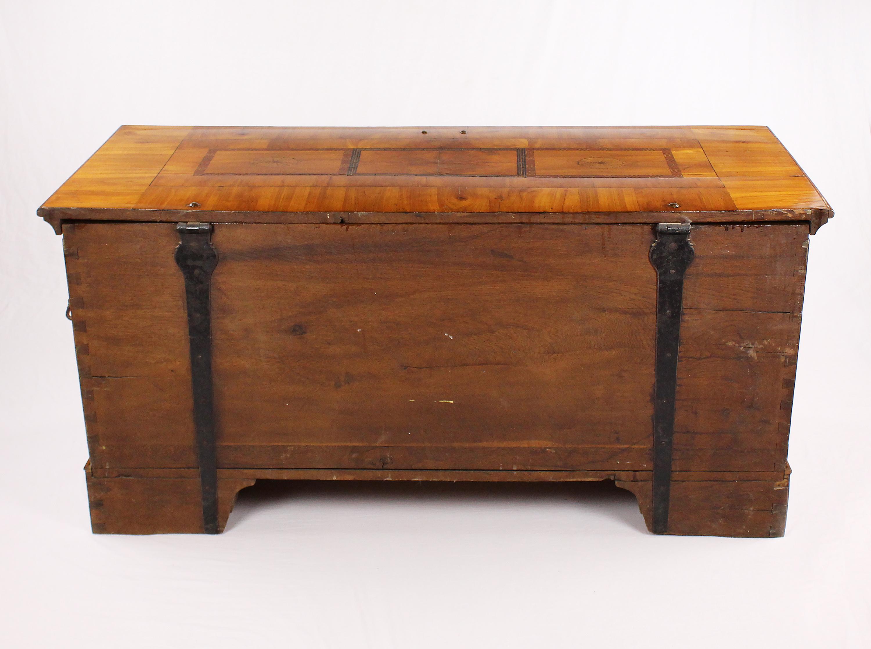 Beautiful and Rare Marburger Finch Chest, Biedermeier, circa 1820-1830, Cherry For Sale 7