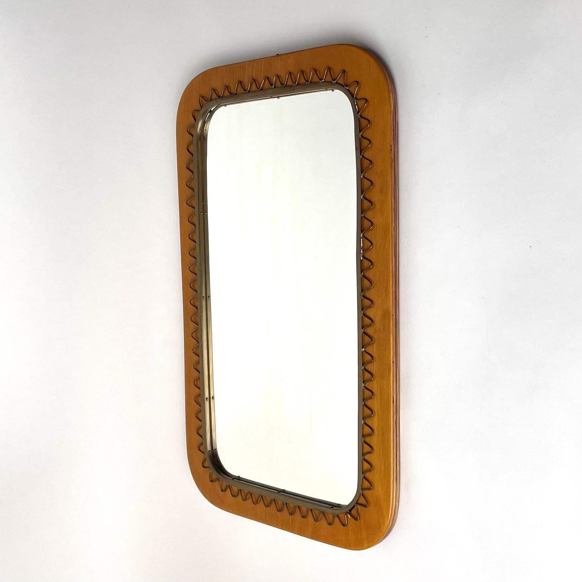 Beautiful mirror by Josef Frank, Firma Svenskt Tenn made during the Mid-20th Century.
The mirror is in beech with decoration in brass. Very rare model.

Josef Frank was born in Austria 1885 and died 1967 in Stockholm, Sweden. He is one of Sweden`s