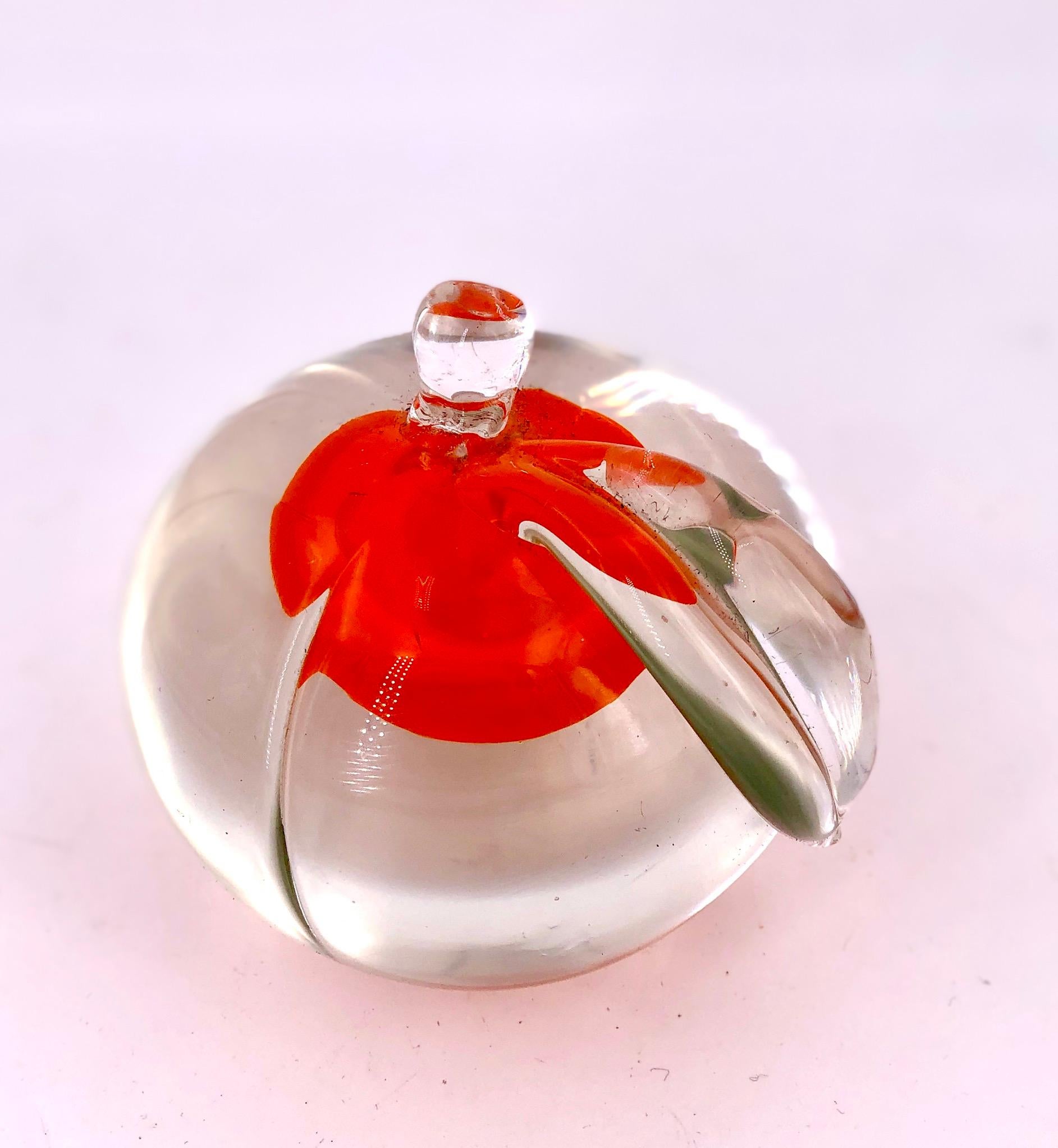 Deliziosa e bellissima mela in vetro soffiato a bocca, realizzata in Italia intorno agli anni '60 con un colorato centro arancione in ottime condizioni, senza scheggiature o crepe.