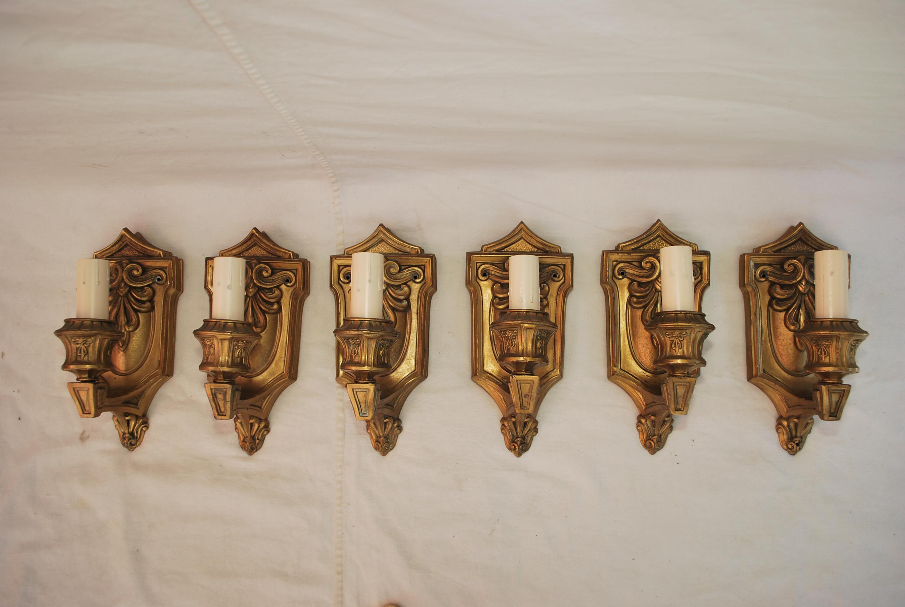 Eine schöne und seltene Reihe von 1920's sconces, die Patina ist viel schöner in Person, bitte genau hinschauen, hat eine Reparatur gewesen,  aber kaum spürbar,  ( siehe Bilder )