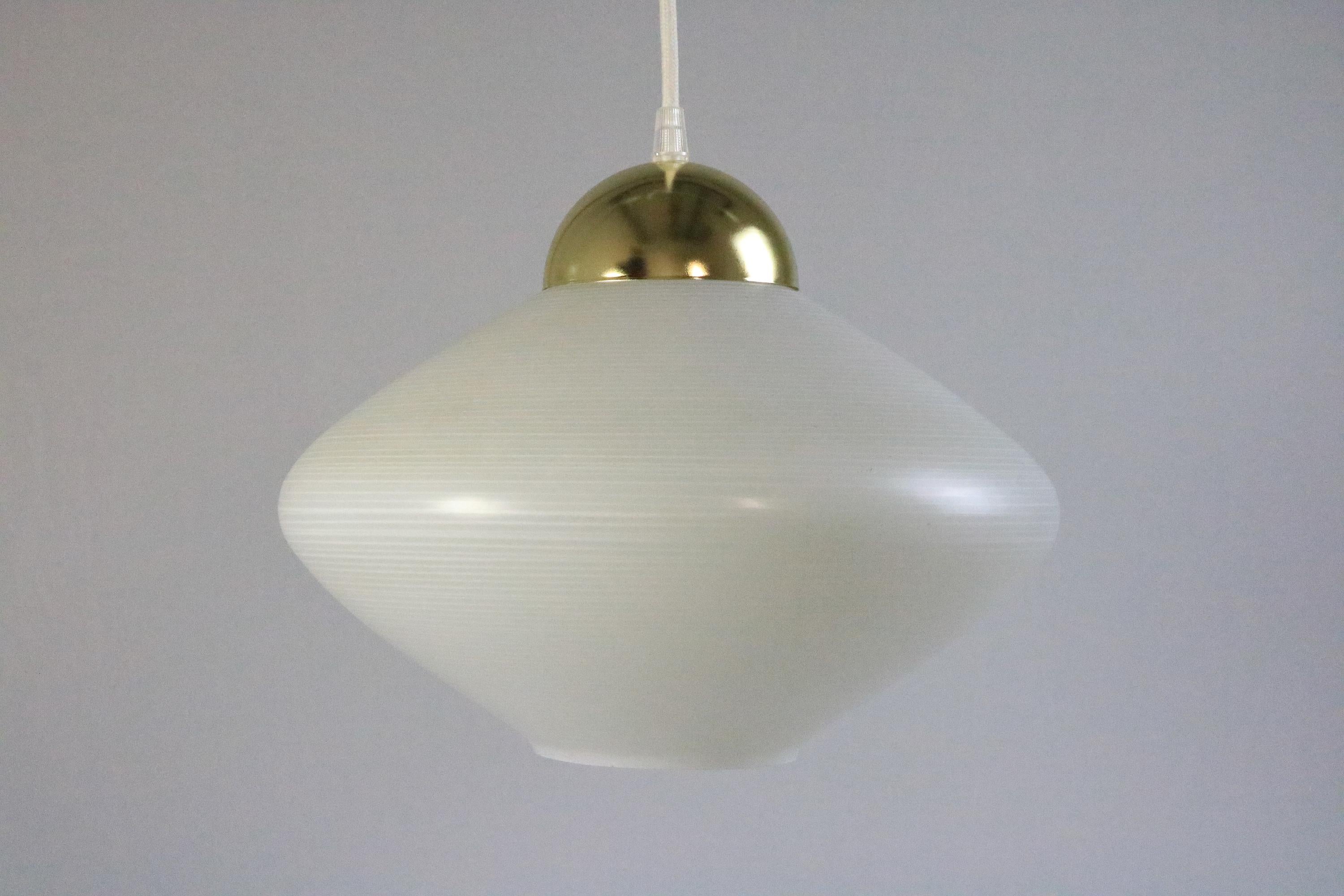 Belle et petite lampe en verre suspendue des années 1950, blanche, Allemagne en vente 4