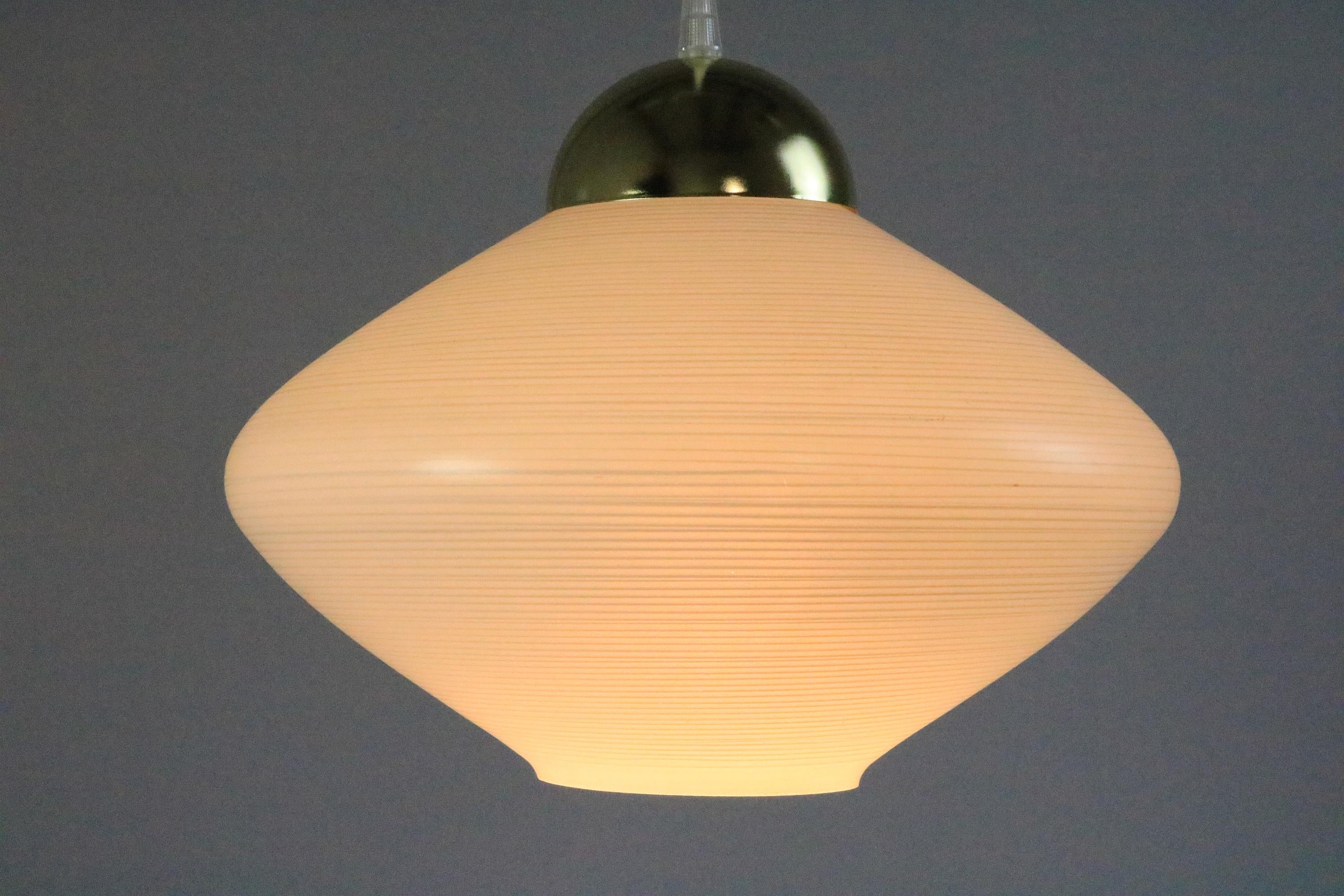 20ième siècle Belle et petite lampe en verre suspendue des années 1950, blanche, Allemagne en vente