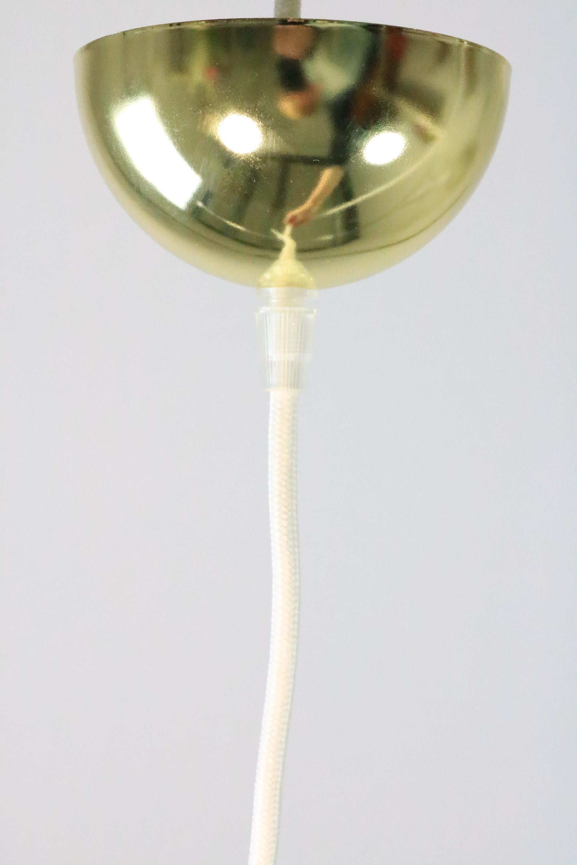 Verre Belle et petite lampe en verre suspendue des années 1950, blanche, Allemagne en vente
