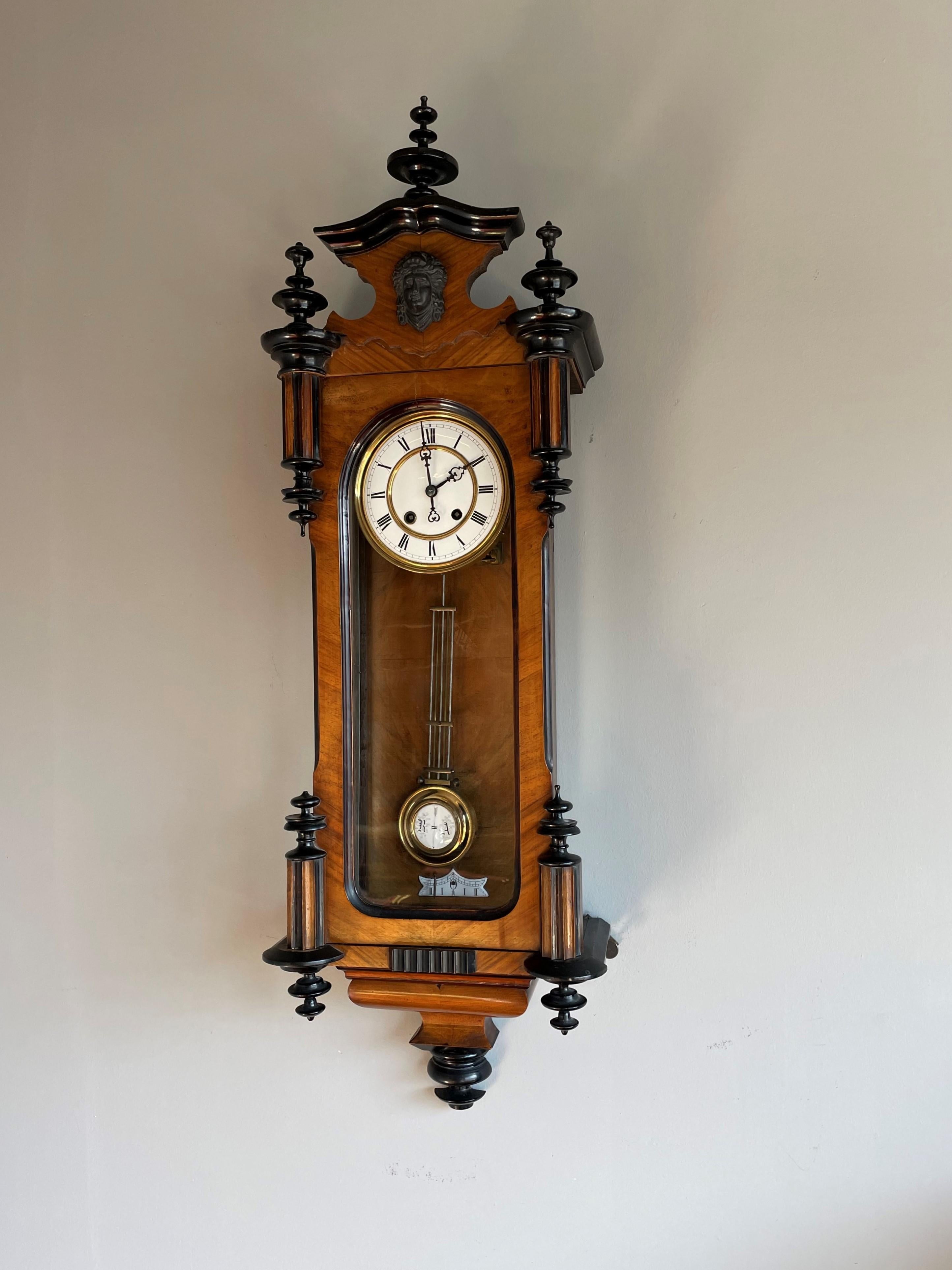 Magnifique et élégante horloge murale régulateur en bois de noyer de l'époque victorienne fabriquée à la main, 1880 en vente 2