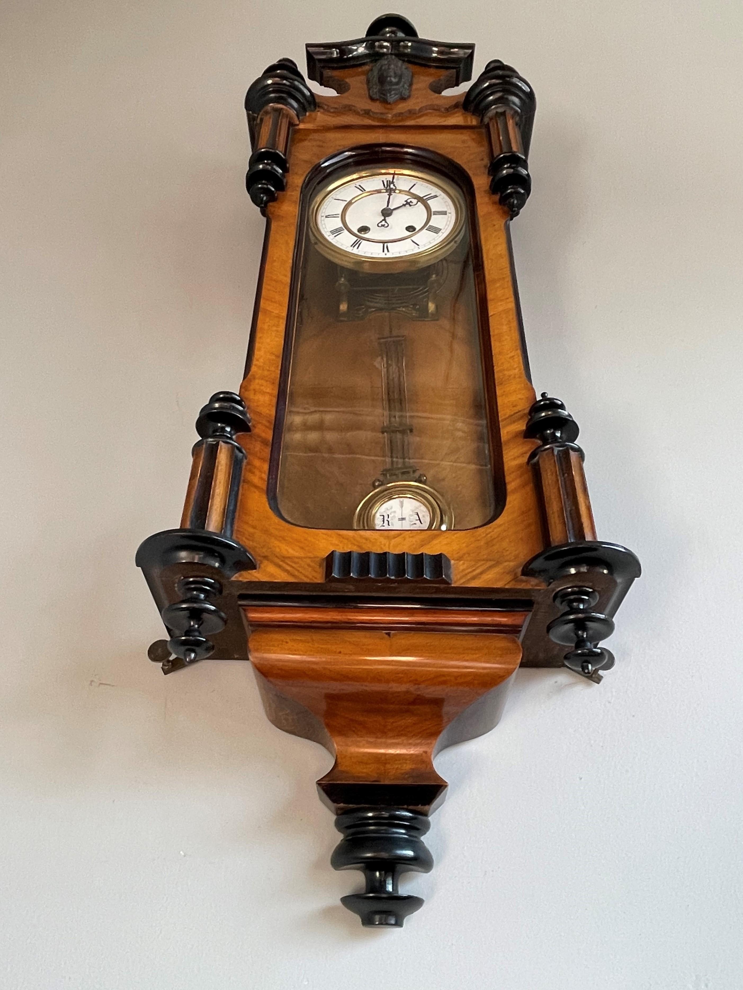 Magnifique et élégante horloge murale régulateur en bois de noyer de l'époque victorienne fabriquée à la main, 1880 Bon état - En vente à Lisse, NL