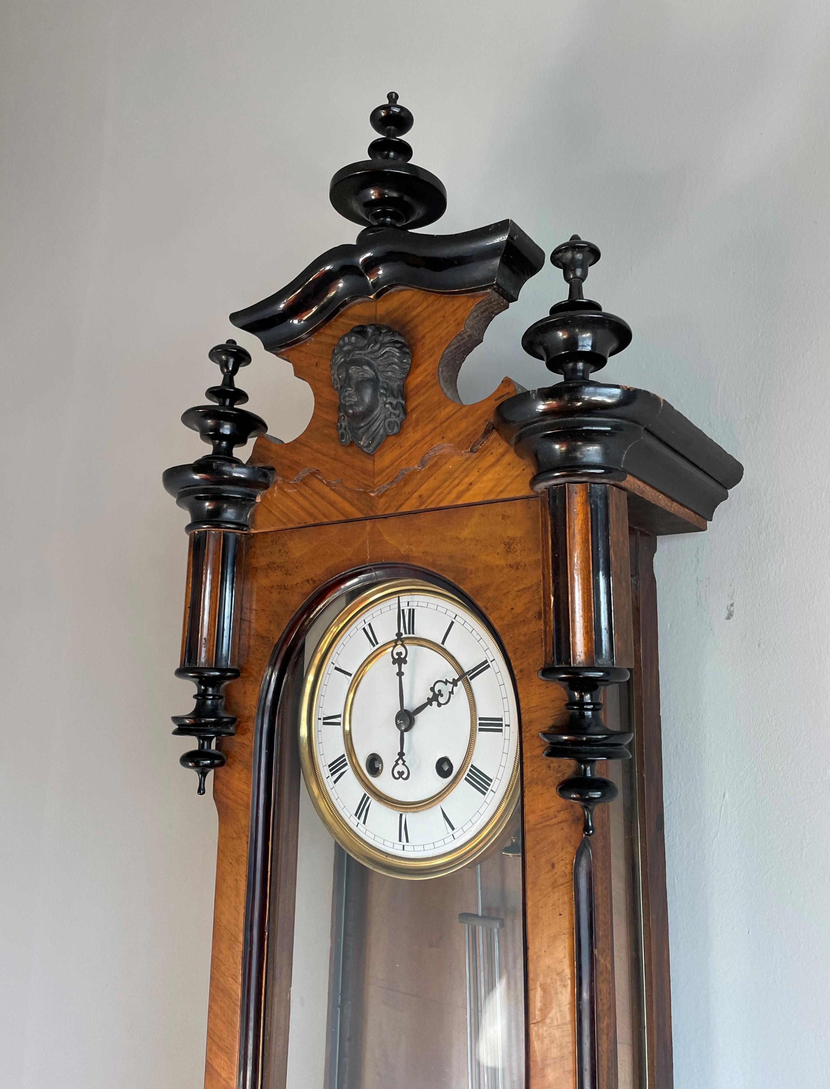 20ième siècle Magnifique et élégante horloge murale régulateur en bois de noyer de l'époque victorienne fabriquée à la main, 1880 en vente