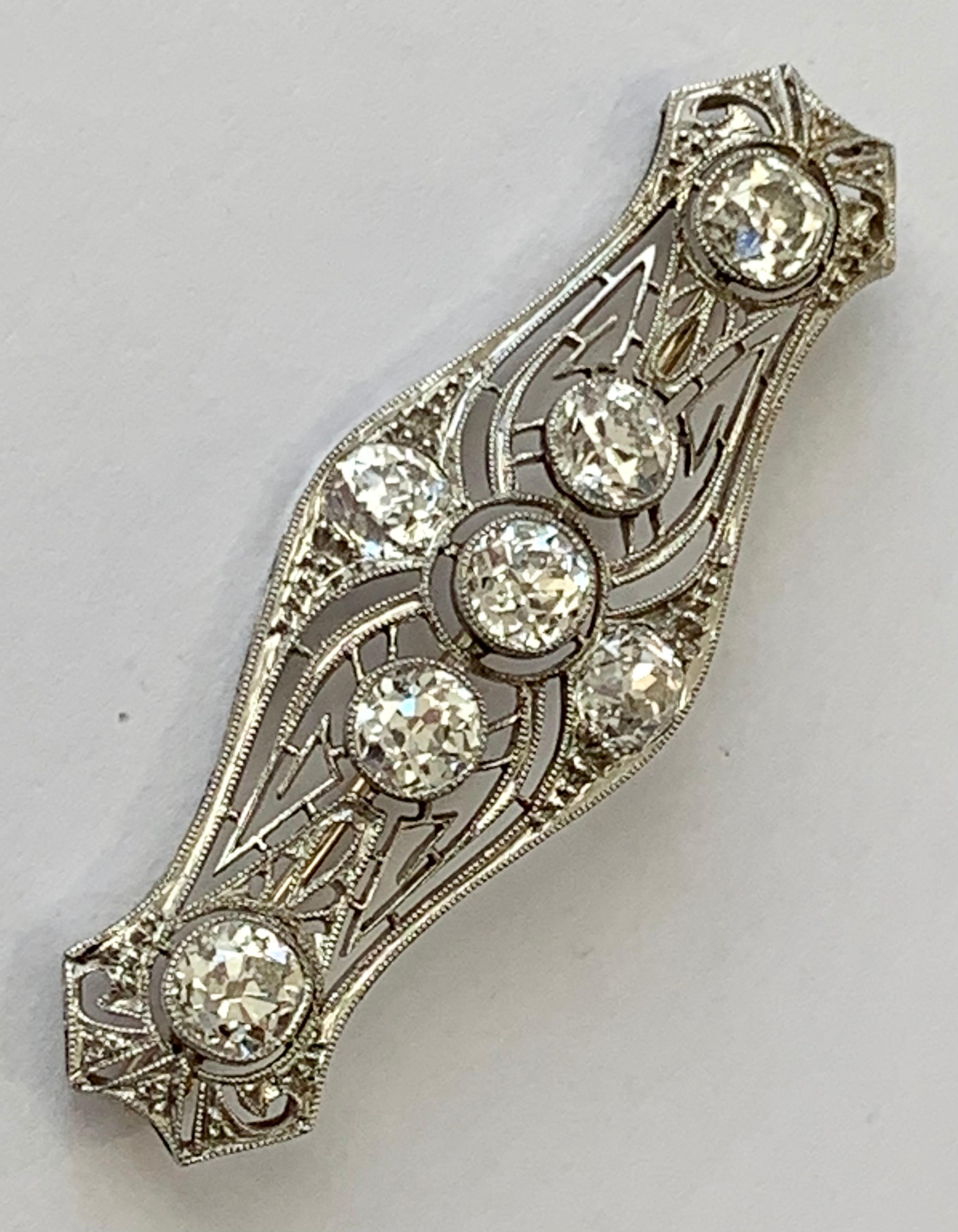 Beautiful and Timeless Openwork Antique 1910 Brooch with Diamonds For Sale 4