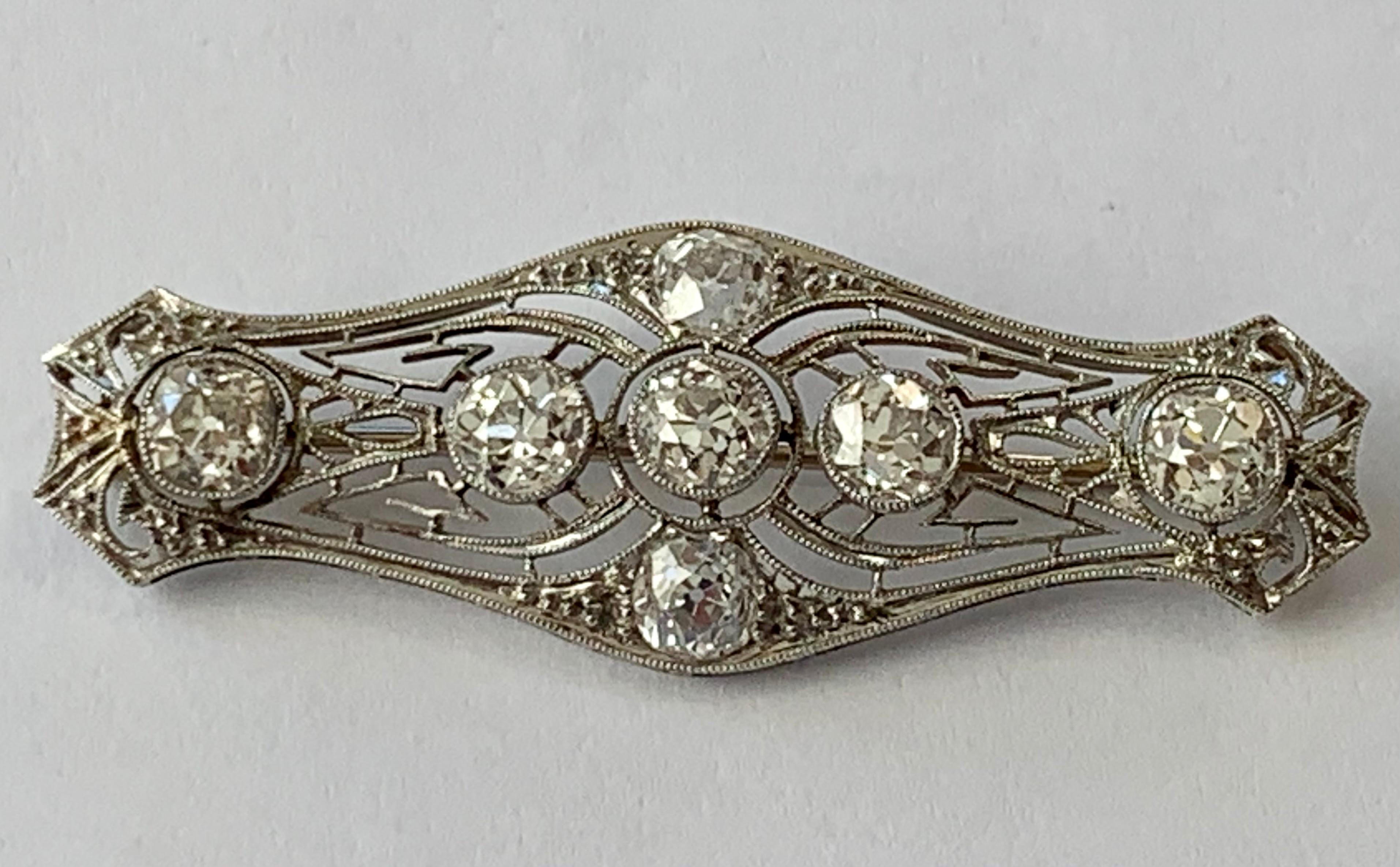 Beautiful and Timeless Openwork Antique 1910 Brooch with Diamonds For Sale 2