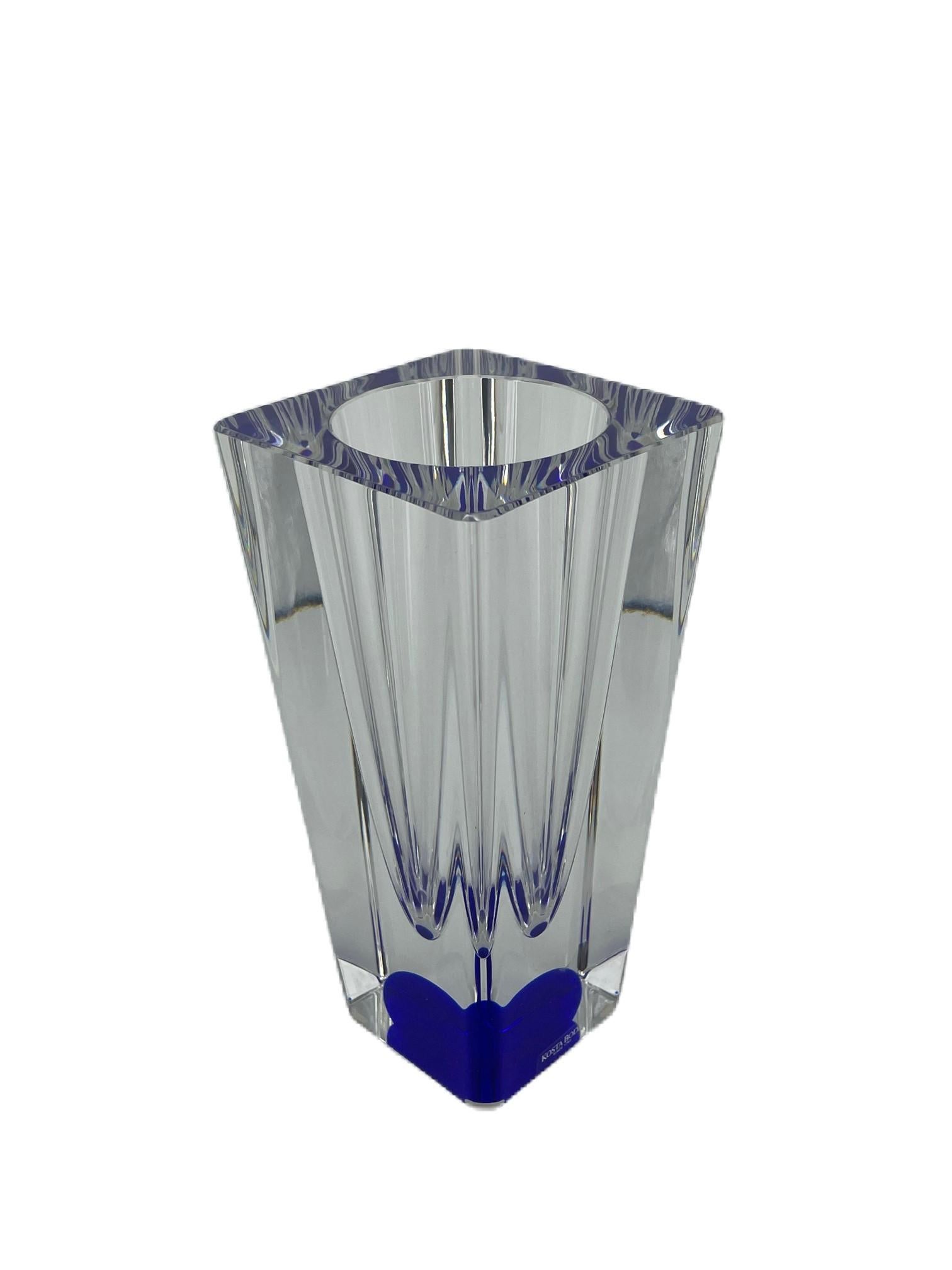 Kosta Boda par Bertil Vallien. Très beau vase, unique et rare.
Vase en verre d'art transparent avec une boule cobalt à l'intérieur du vase.

Bertil Vallien
allien est le fils du peintre et prédicateur Nils Wallin (1911-1987) et d'Astrid, née