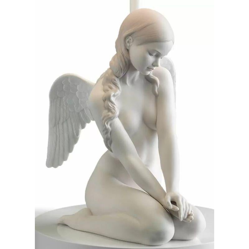 Lámpara de sobremesa con diseño hecho a mano de una preciosa figurita de porcelana de un ángel.

Las lámparas de mesa Lladró combinan la funcionalidad con la perfección escultórica. Las líneas rectas y las proporciones perfectas de la pantalla