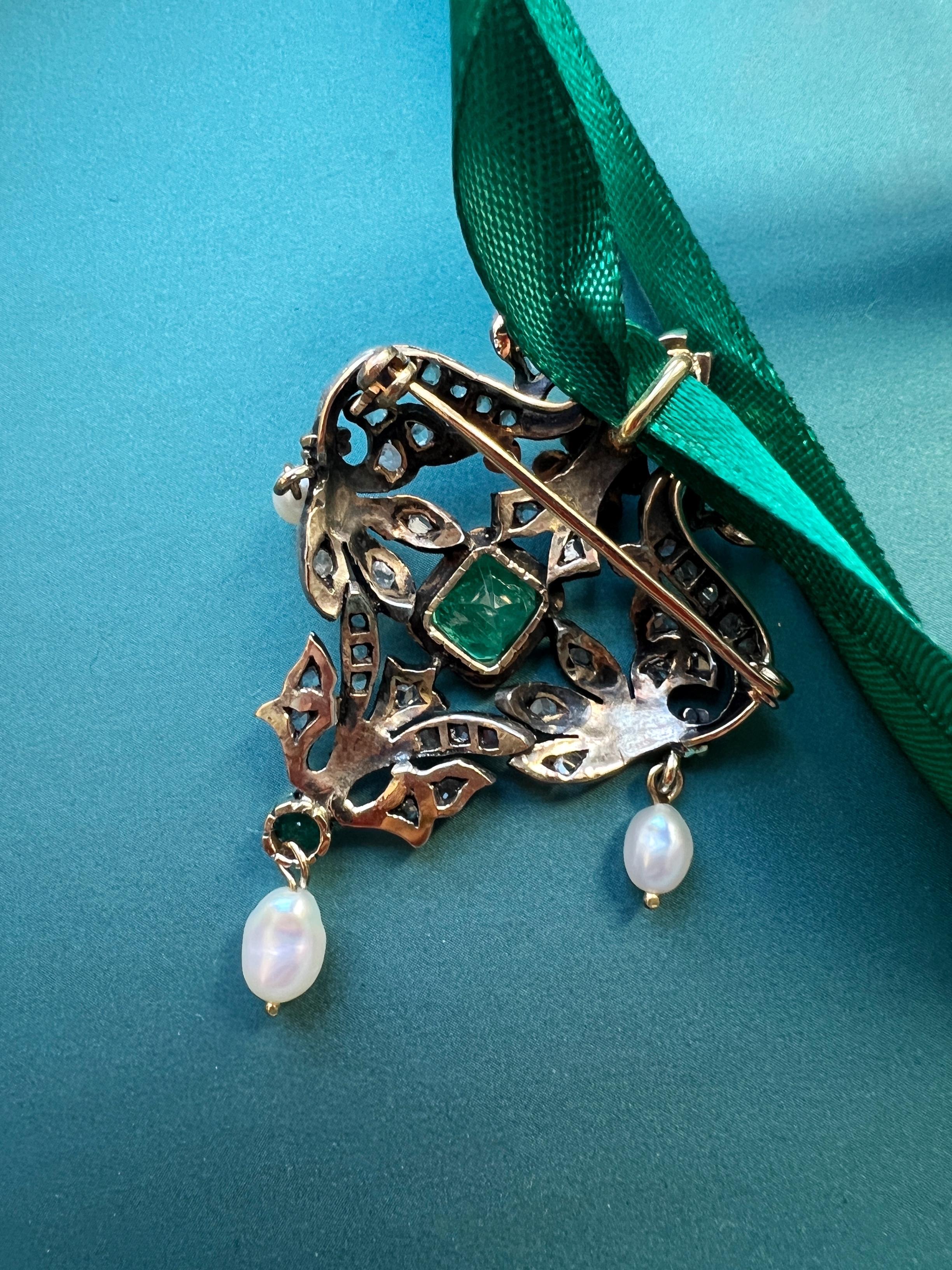 Beautiful Antique 18k Gold Floral Emerald Diamond Pearl Pendant Brooch In Good Condition In Versailles, FR