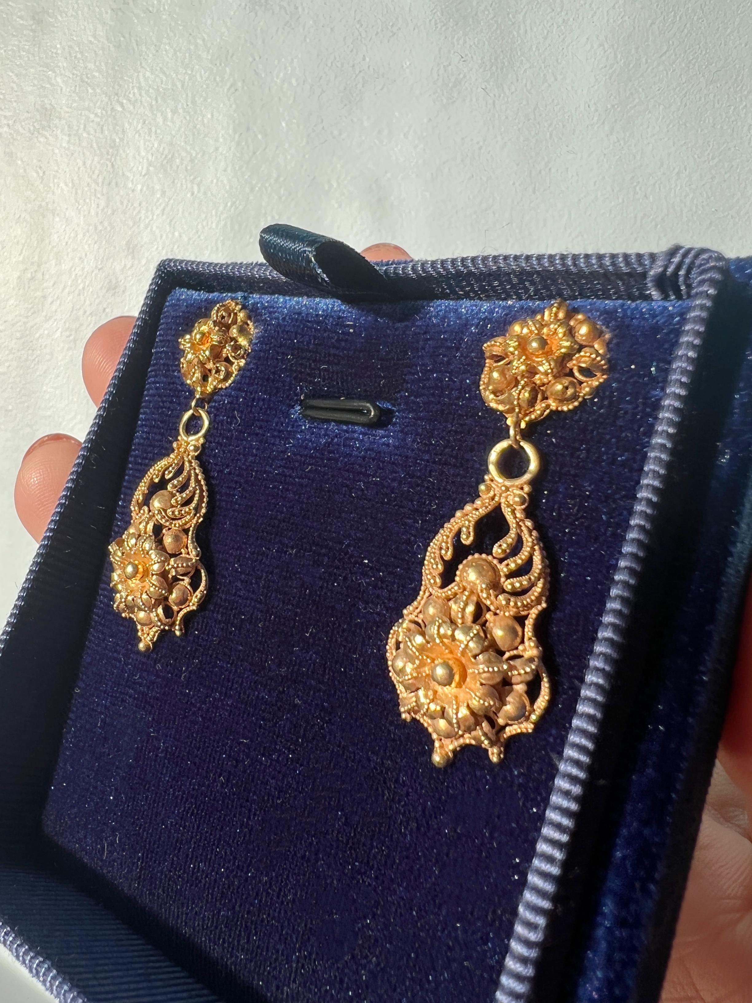 Gold earrings are an absolute jewellery box staple. Here for sale a magnificent pair of 18K yellow gold earrings, combining ancient filigree goldsmith technique with a fresh touch of bright, warm and buttery golden color. On these textured earrings,