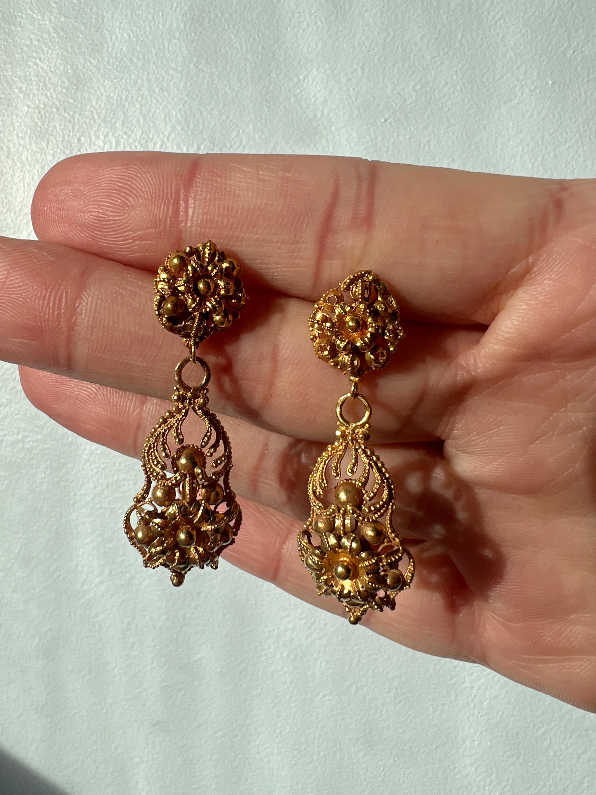 Beautiful Antique 18k Yellow Gold Floral Filigree Earrings In Good Condition For Sale In Versailles, FR