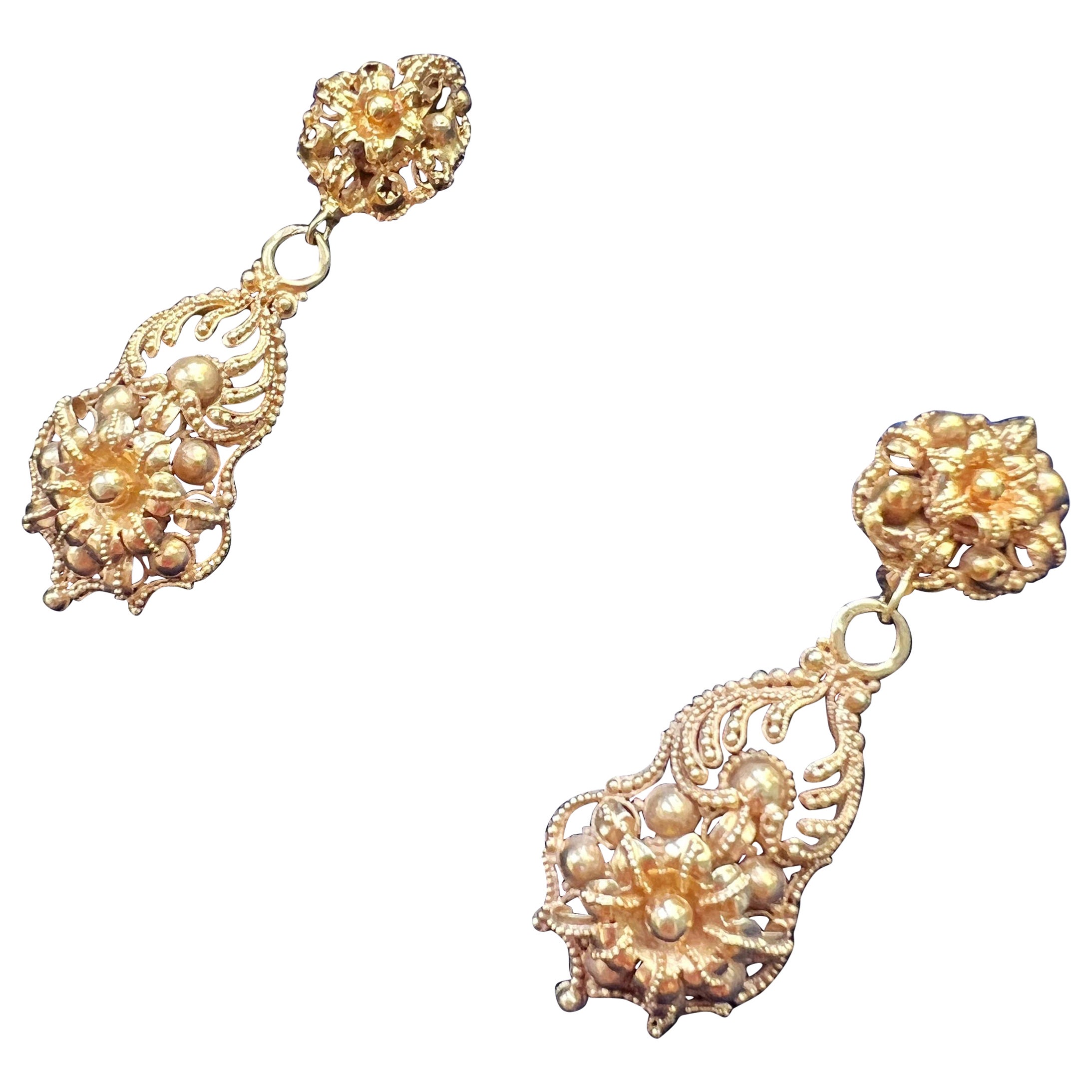 Schöne antike filigrane Ohrringe aus 18 Karat Gelbgold mit Blumenmuster im Angebot