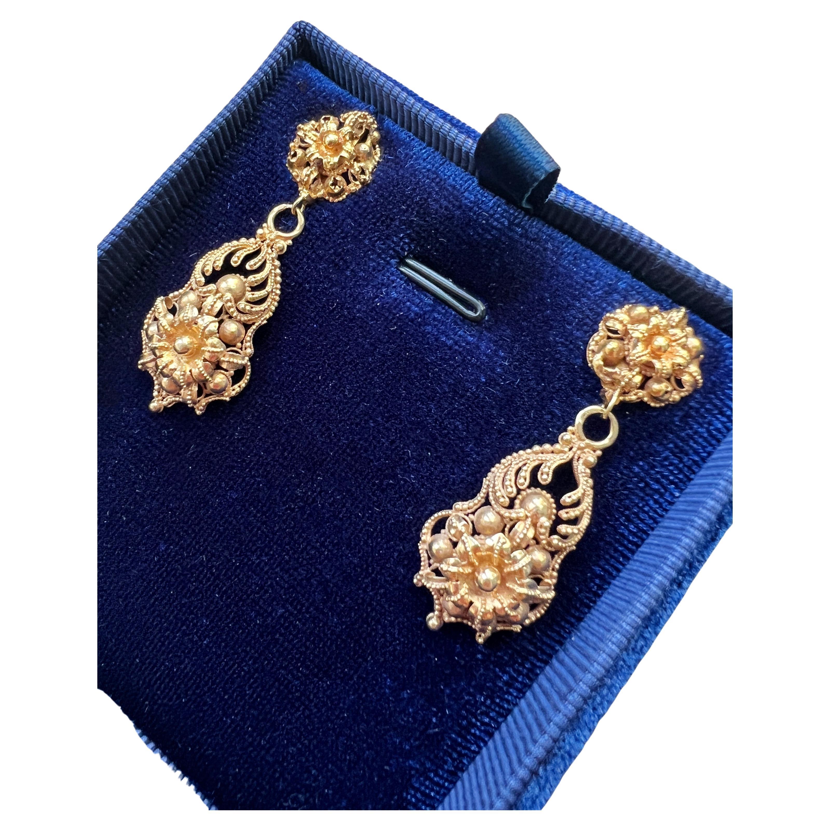 Beautiful Antique 18k Yellow Gold Floral Filigree Earrings For Sale